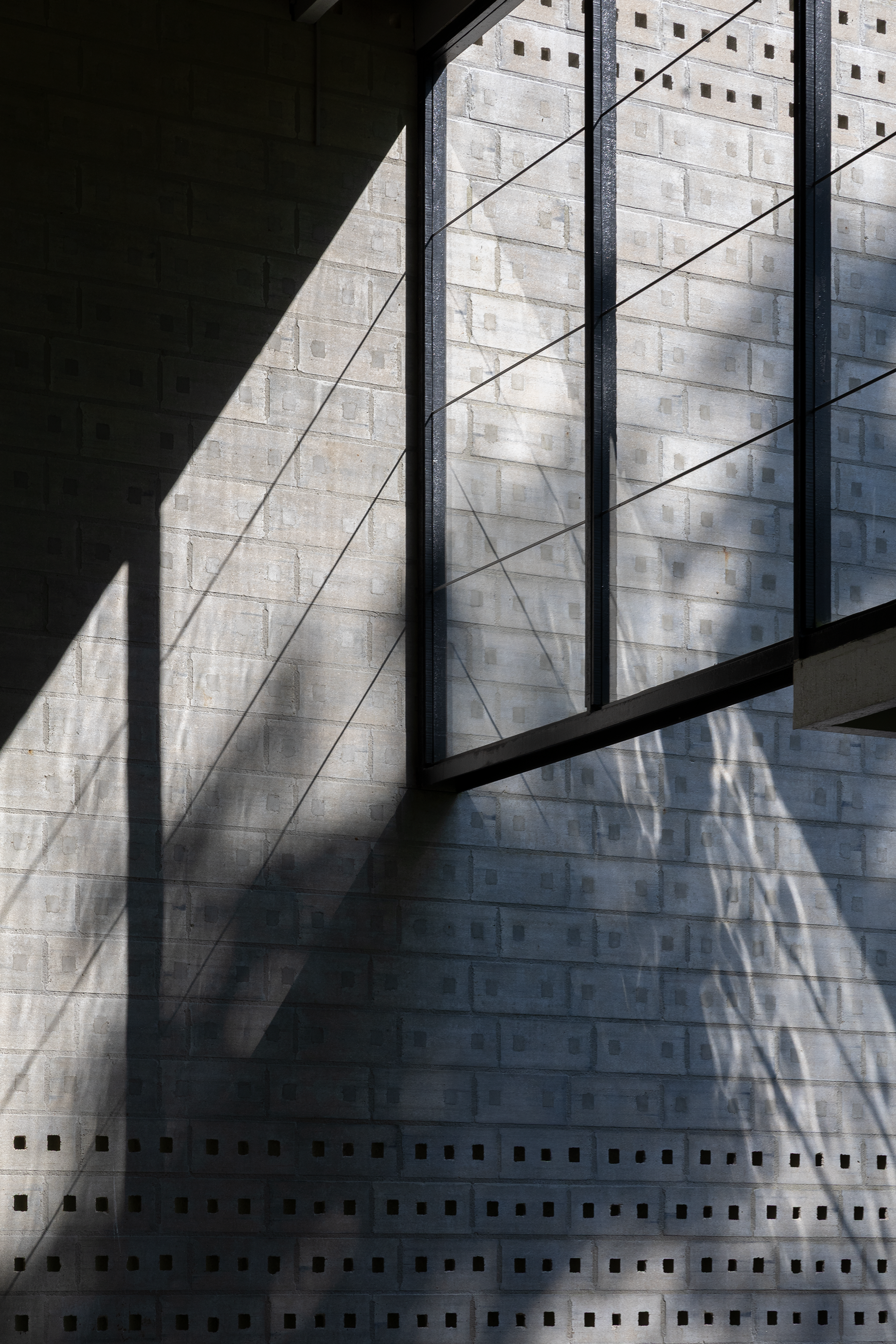 Detail van: Gerrit Rietveld, Rietveldpaviljoen, 1964-1965 (herbouwd 2010) Gebouw van grijze bakstenen, met zon dat door het glas schijnt, wat voor een lijnenspel zorgt