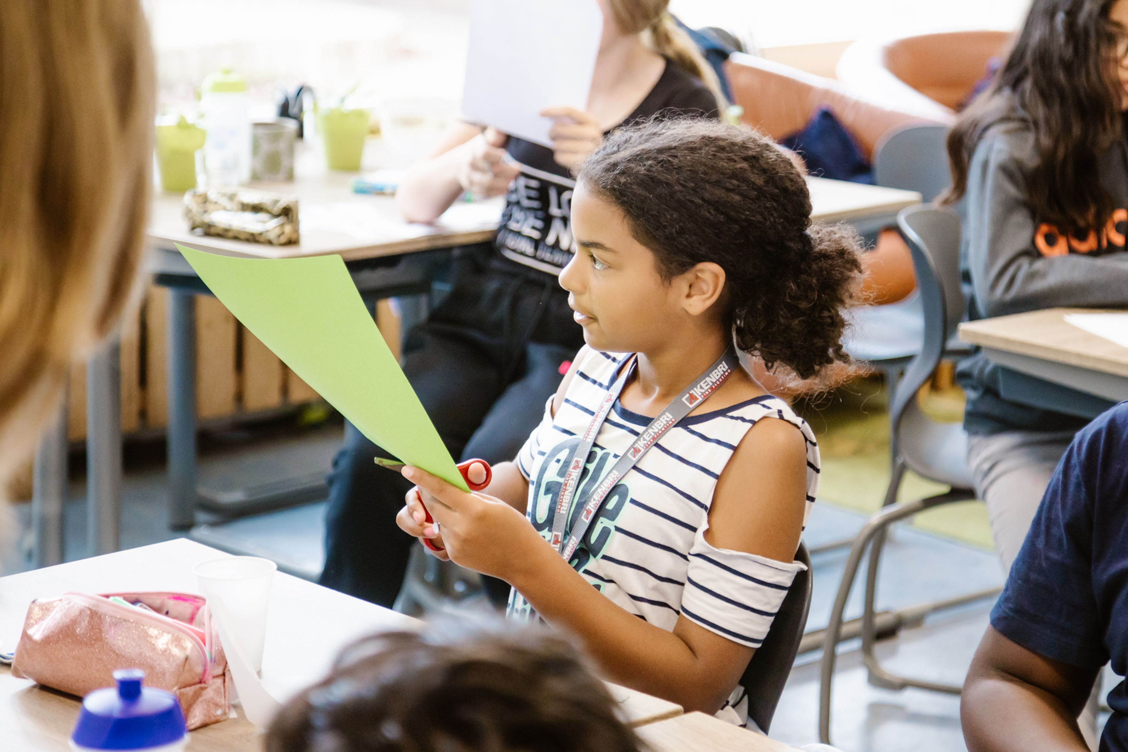 Leerling knutselt in de klas