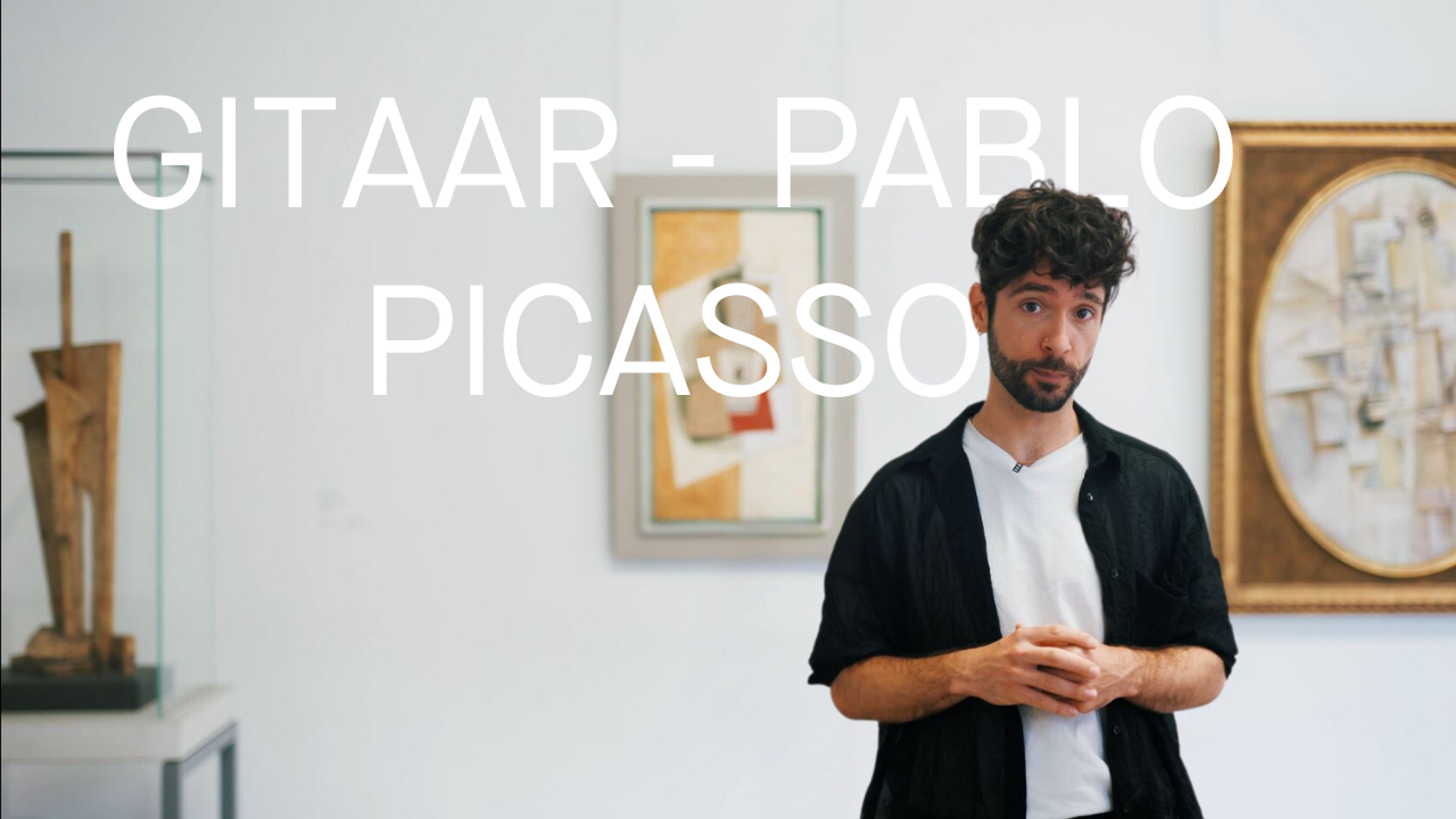 Thumbnail video Picasso Foto van persoon bij kunstwerken van Pablo Picasso