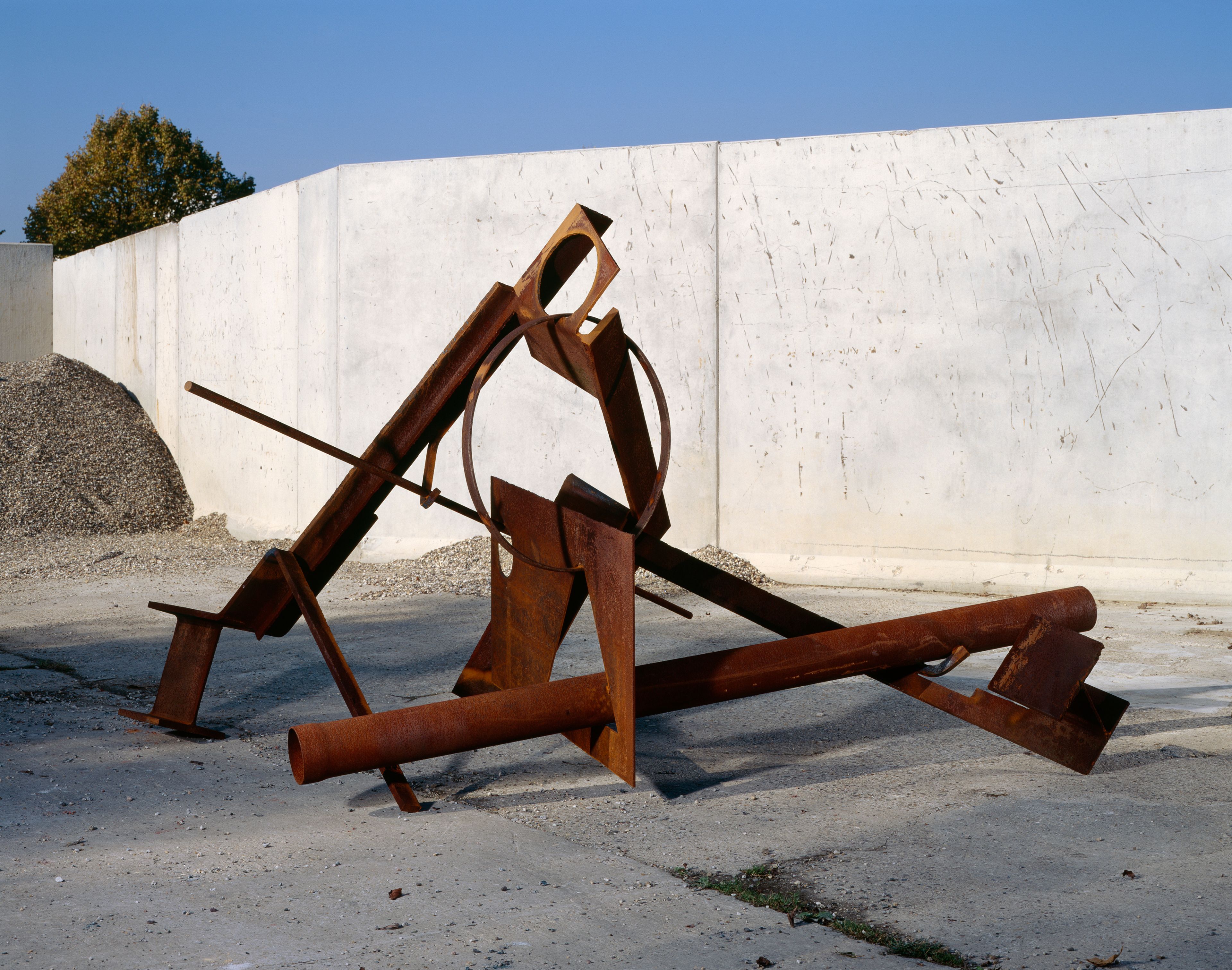 Ruud Kuijer, _Spagaat (nr. 183)_, 1997, fotograaf Rob Versluys Roestkleurig beeld, uit stalen pijpen en vormen