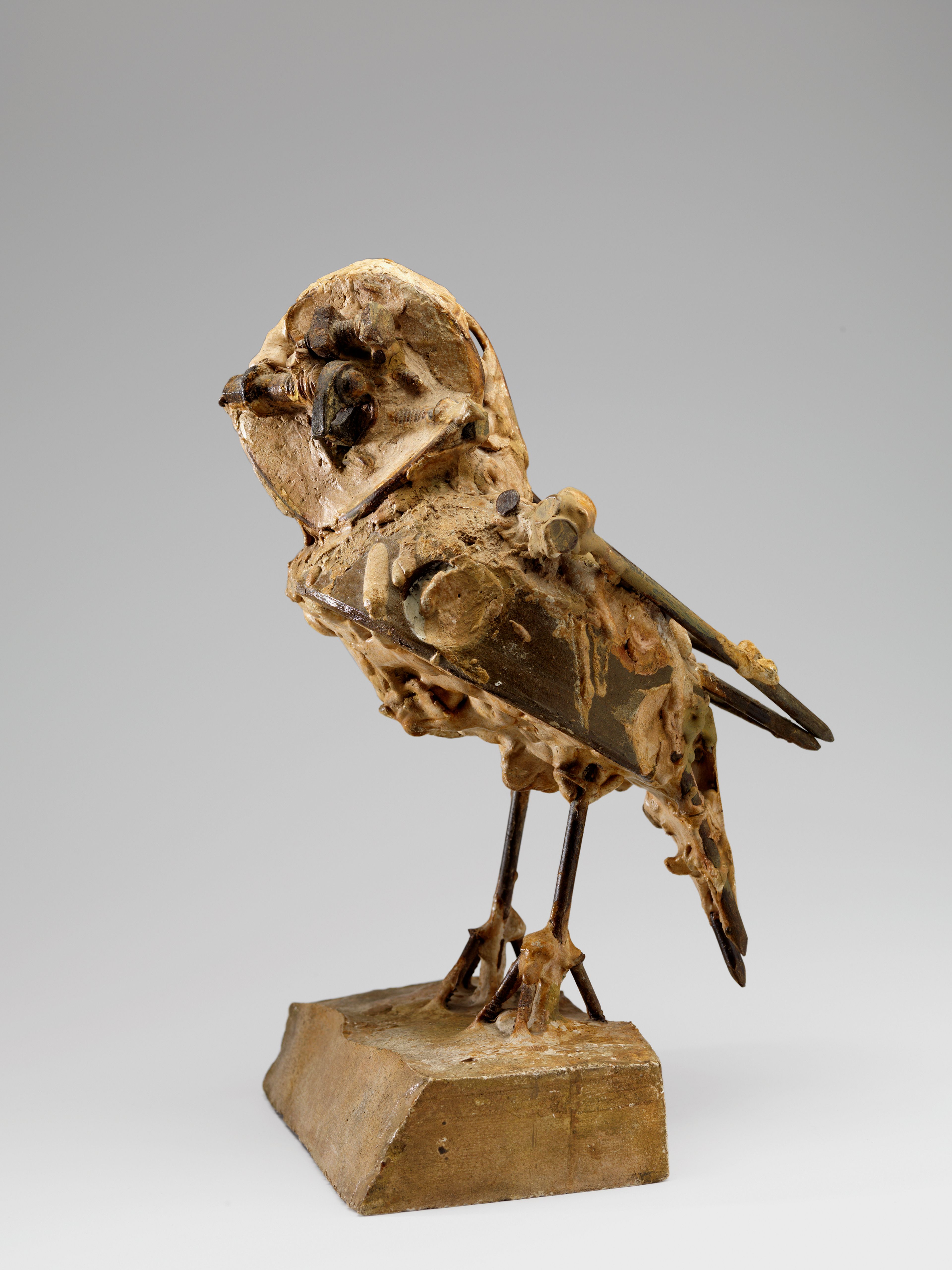 Pablo Picasso, _Petite chouette_, 1951-1953 Foto van een metalen beeldhouwwerk van een uil, gemaakt met een combinatie van metalen onderdelen en gips