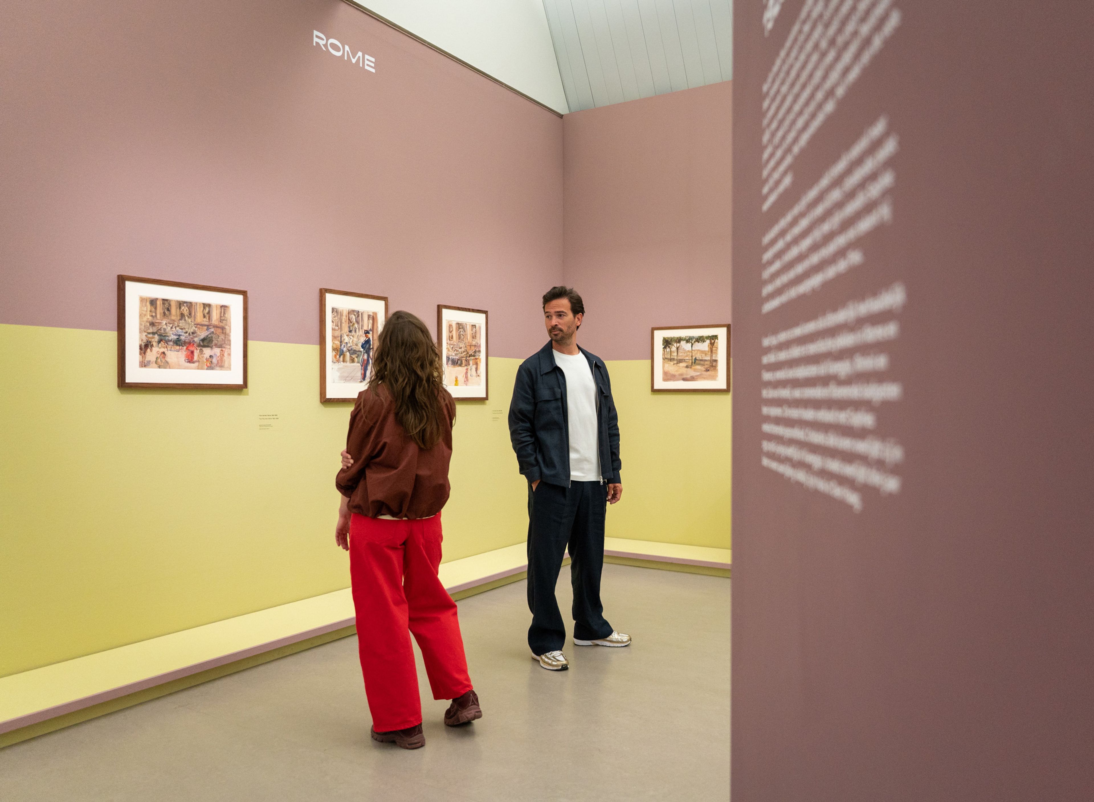 Twee bezoekers in een tentoonstelling