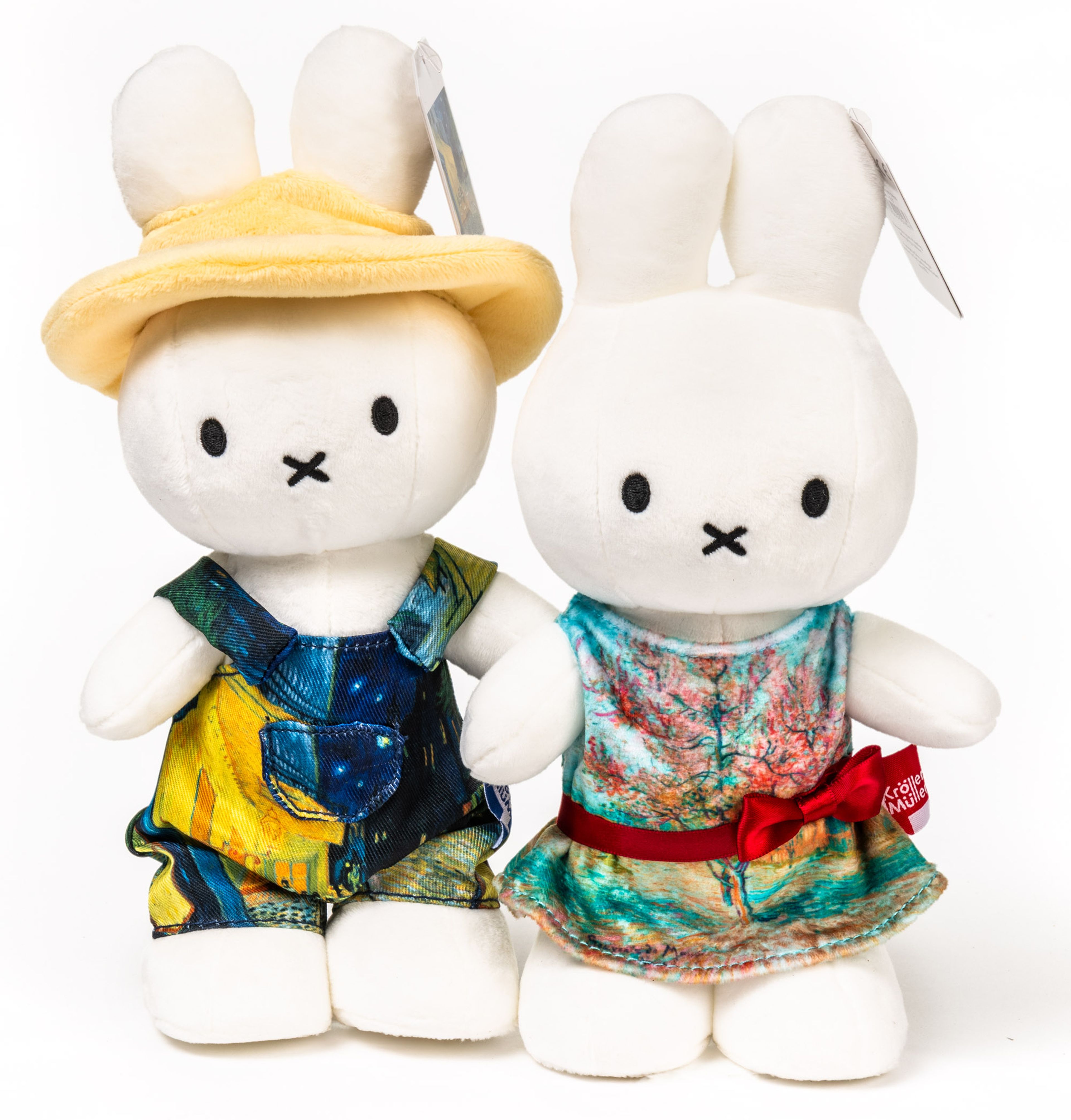 Twee knuffels van Nijntje. Nijntje draagt een tuinbroek met opdruk van Caféterras bij Nacht en een jurk met een opdruk van een bloeiende boom.