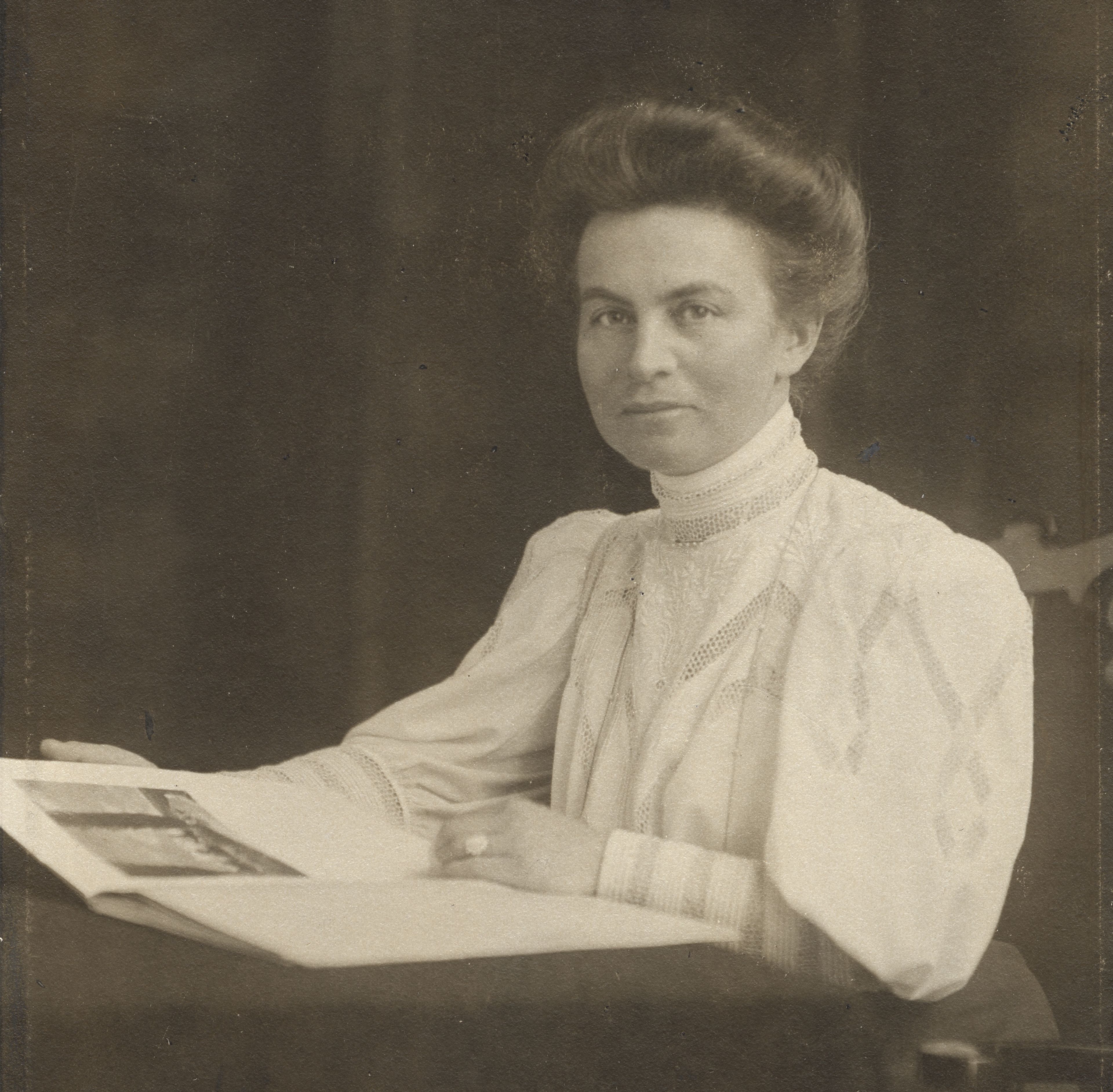 Portretfoto van Helene Kröller-Müller, zittend aan een bureau 