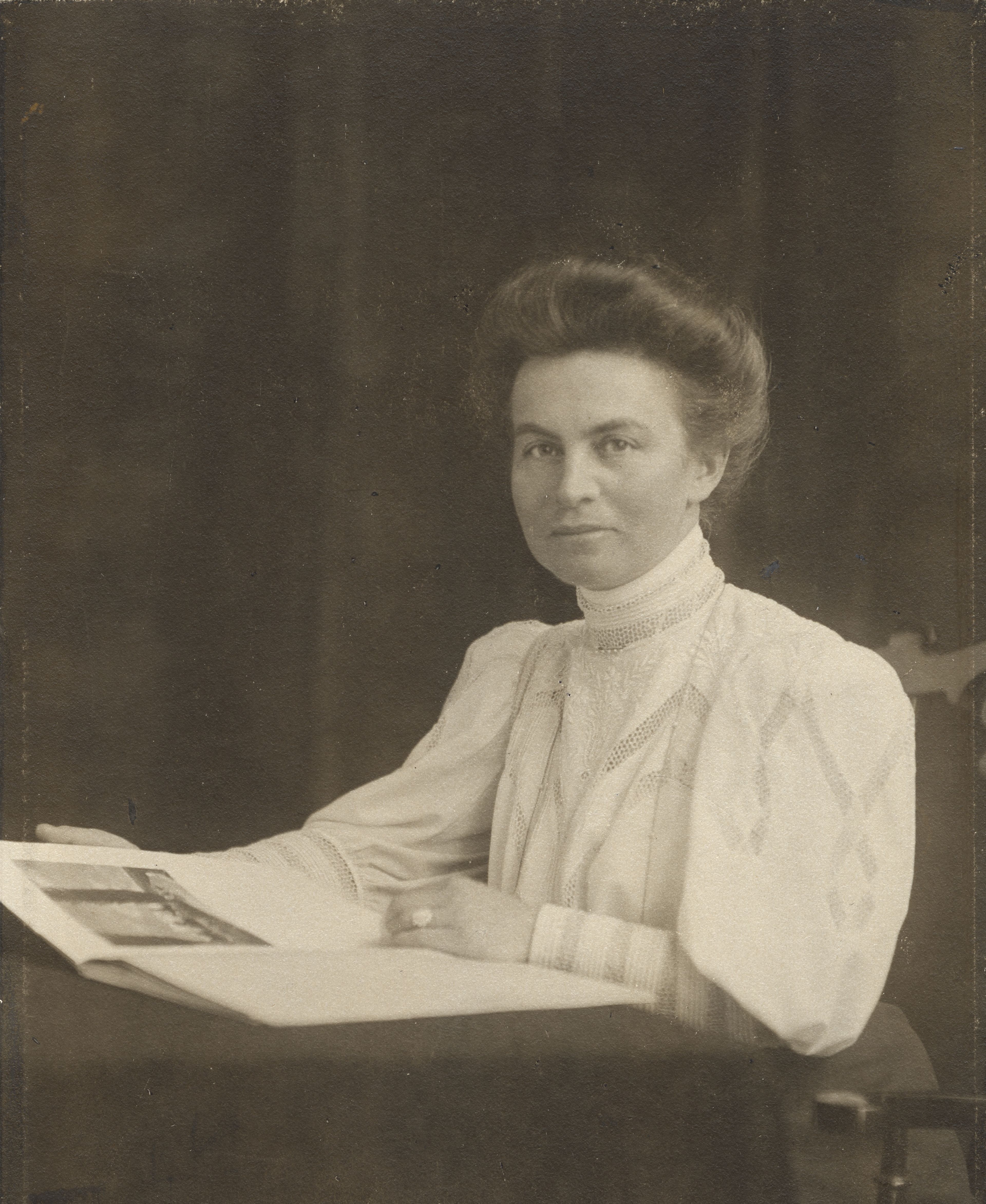 Helene Kröller-Müller, circa 1905-1910 Portretfoto van Helene Kröller-Müller, zittend aan een bureau