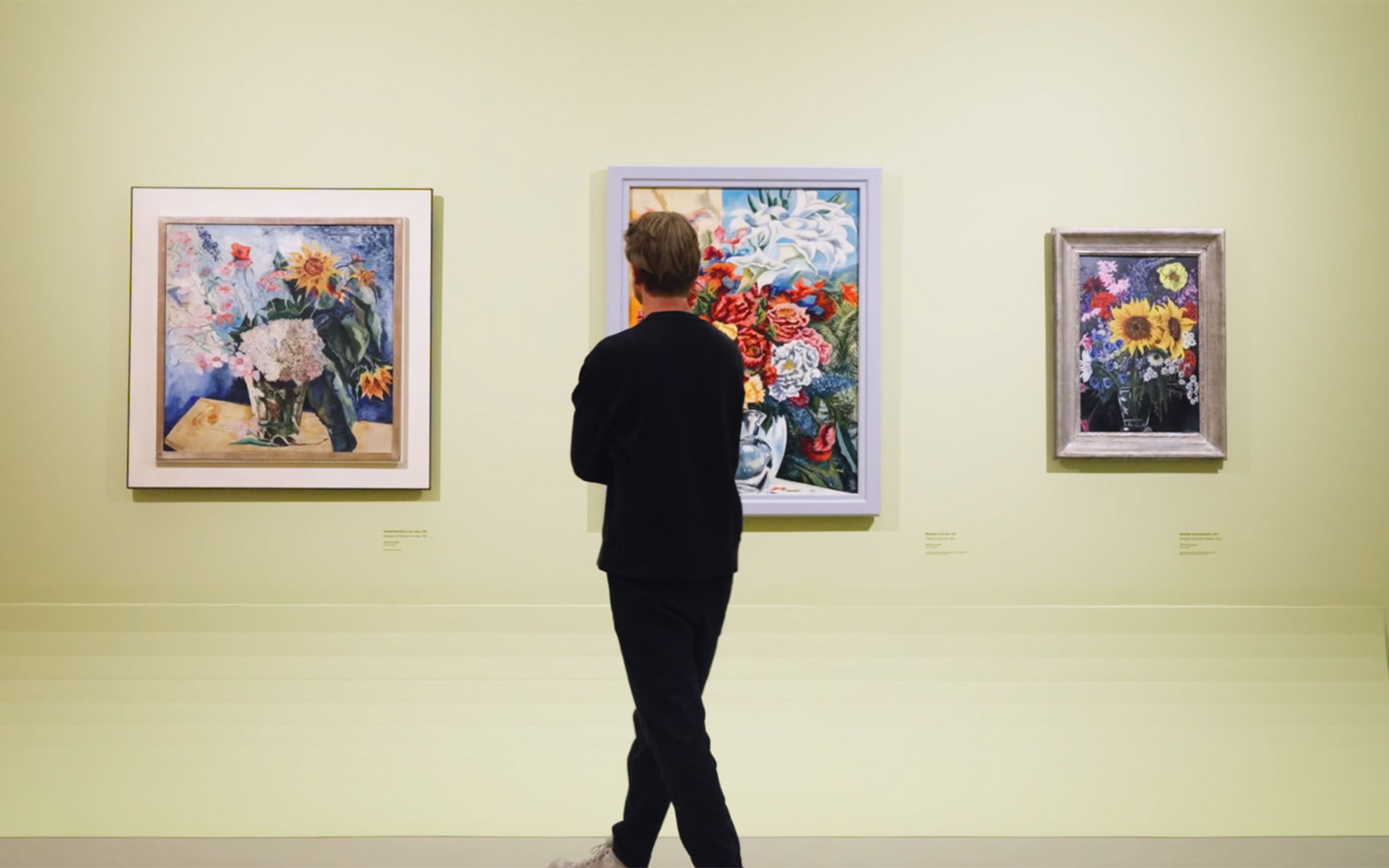 Bezoeker in de tentoonstelling 'Charley Toorop. Liefde voor Van Gogh'