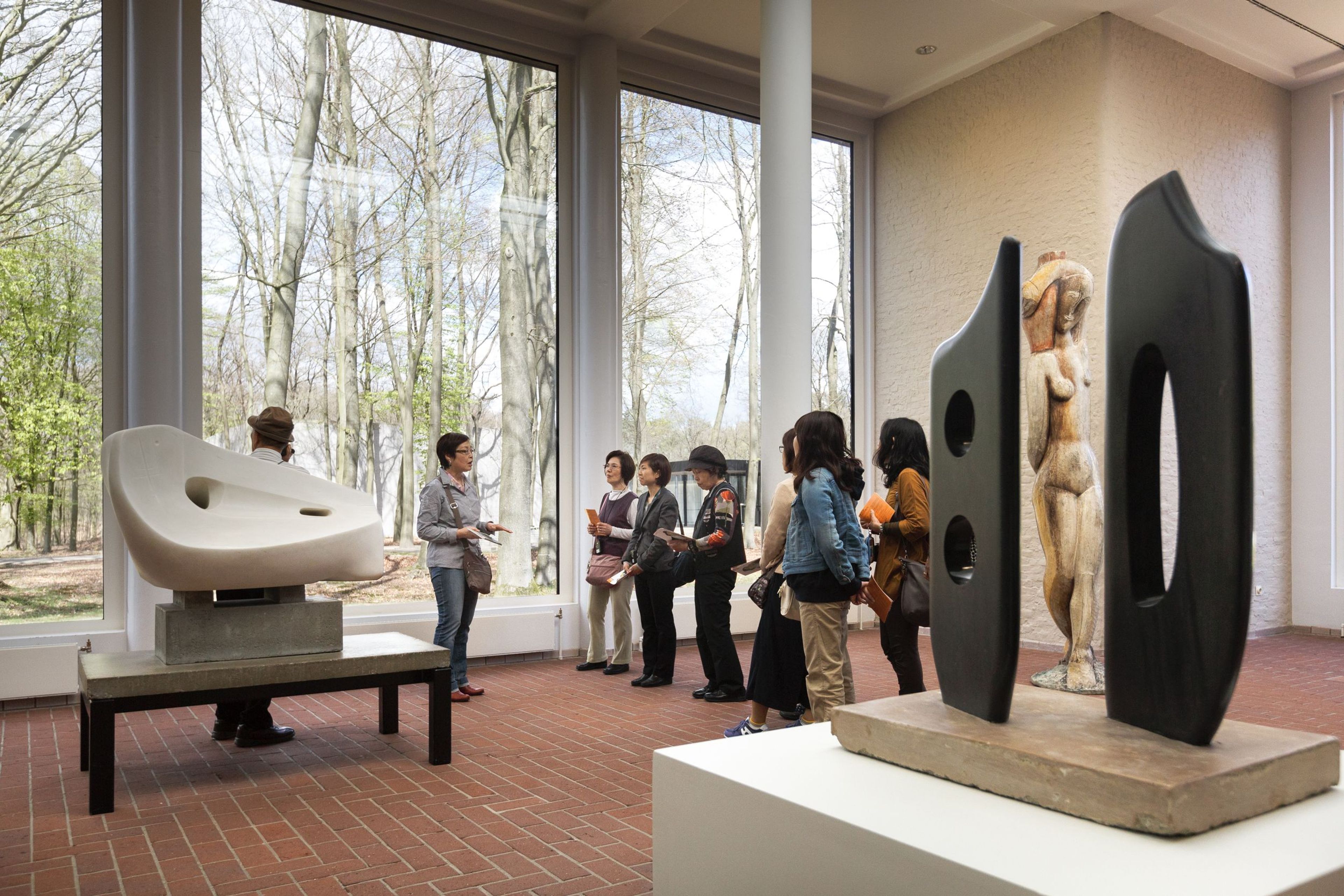 Touroperator groep krijgt rondleiding in de beeldenzaal van het museum