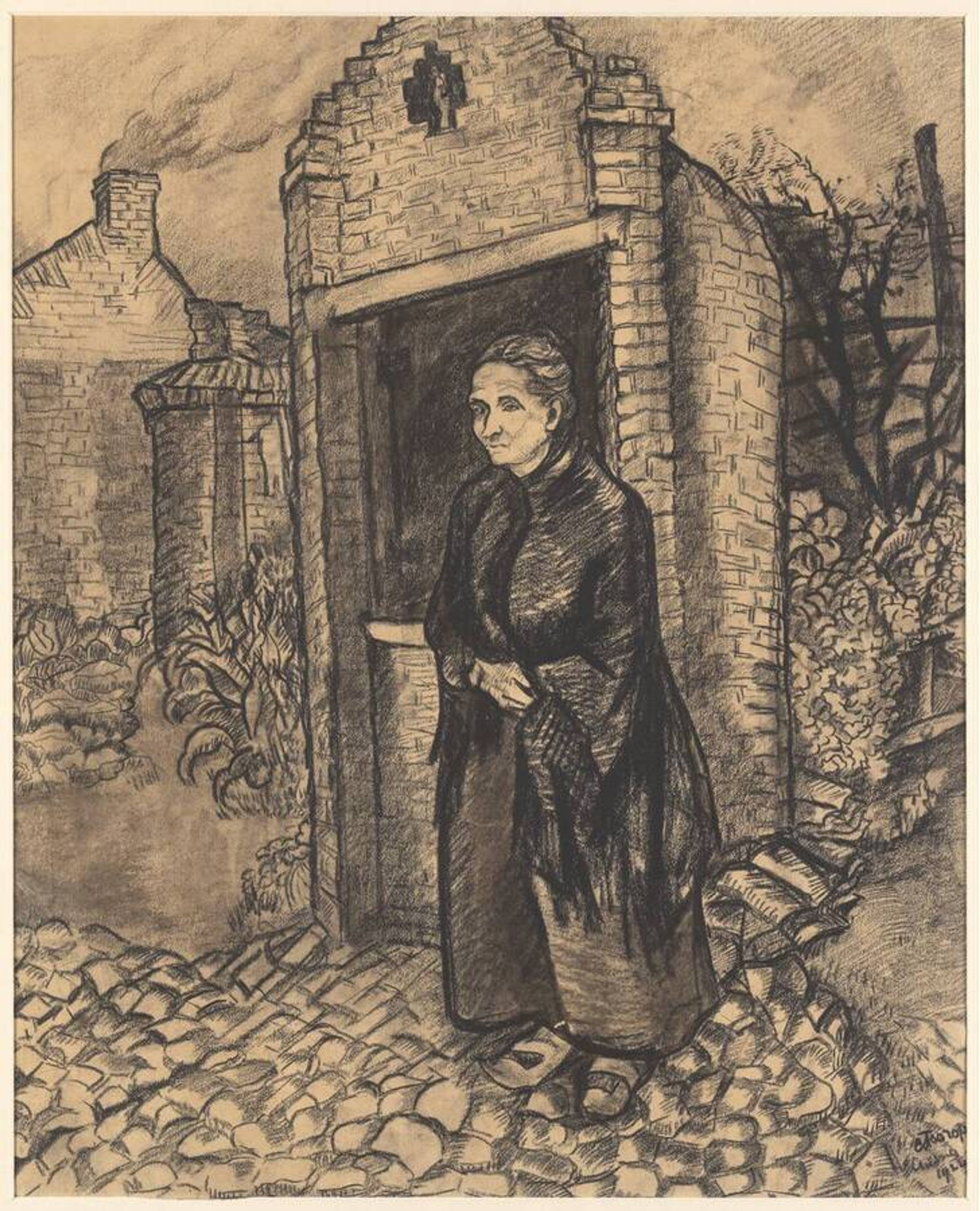 Charley Toorop, _Mijnwerkersvrouw uit de Borinage (de weduwe Godart)_, 1922 Tekening van een vrouw in donkere kleding staand voor een bakstenen gebouw met een deur en een kruisvormig raam. Omgeving toont een geplaveide straat, struiken en andere bakstenen gebouwen