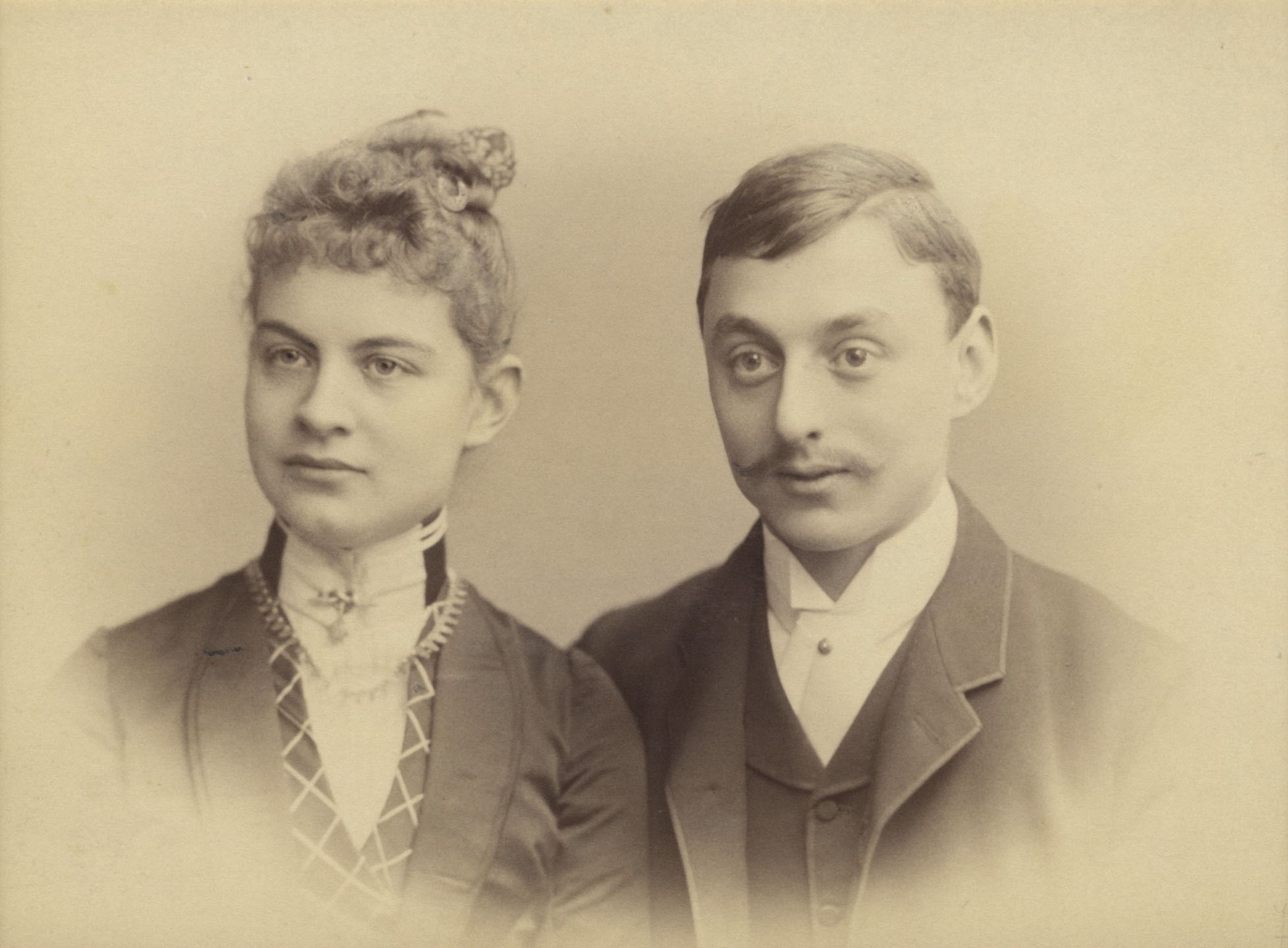 Zwart-wit fotografische portretfoto van een man en vrouw: Anton en Helene Kröller-Müller in formele kleding uit eind negentiende eeuw.  