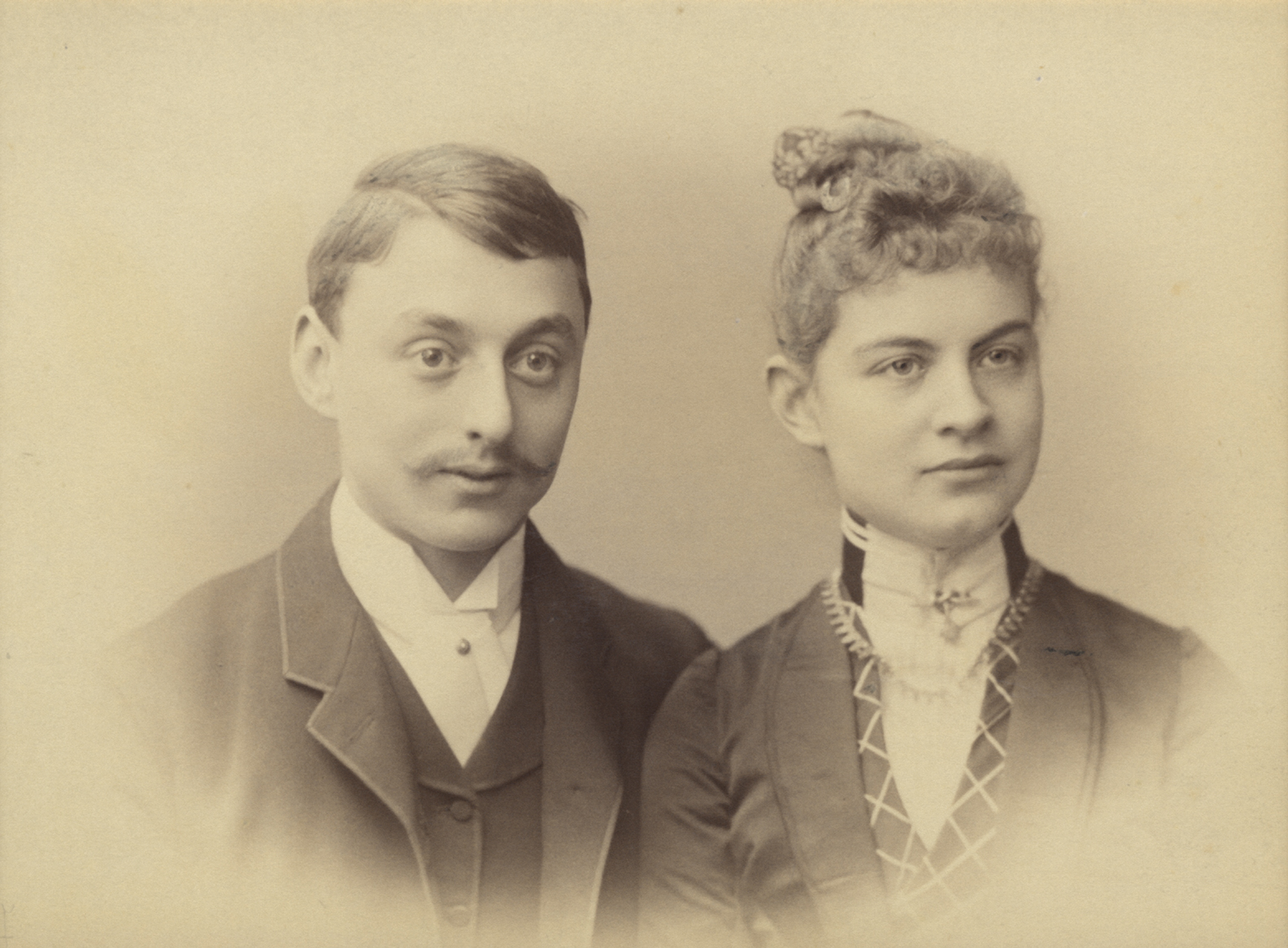 Helene Kröller-Müller en Anton Kröller, Zwart-wit foto van een man en vrouw in formele kleding. Man draagt een driedelig pak met stropdas, vrouw een jurk met hoge kraag en decoratieve details.
