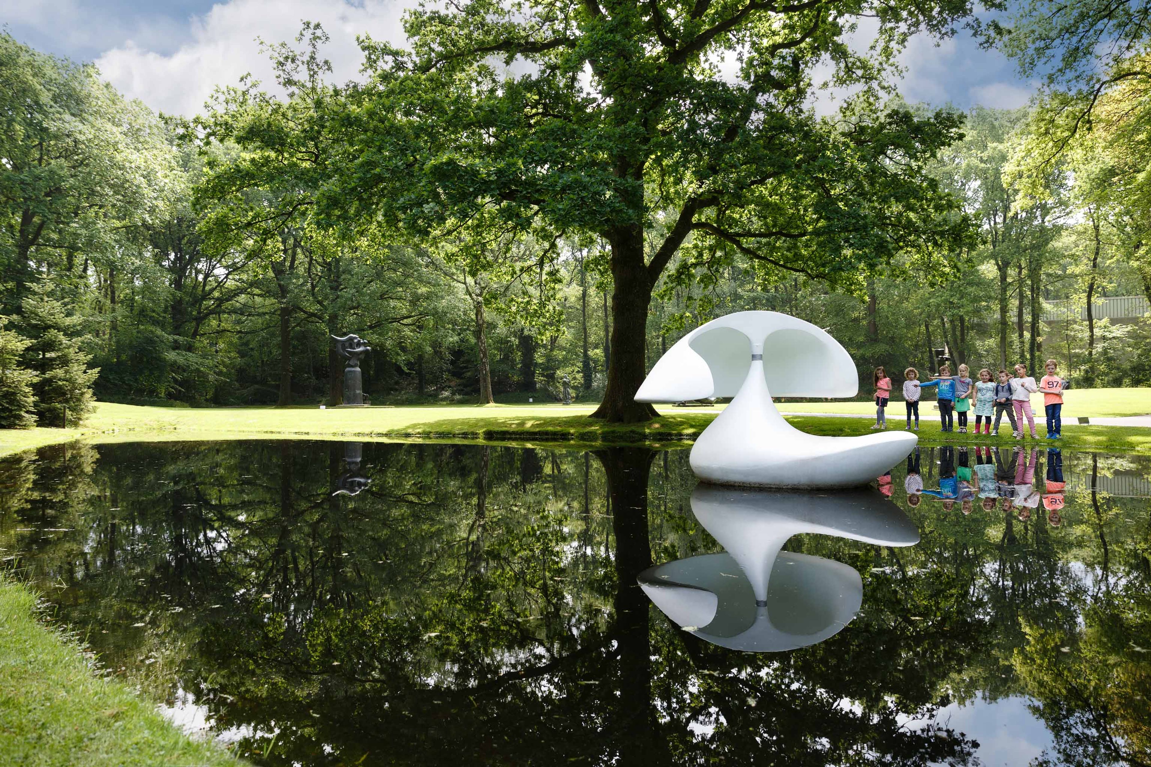 Kinderen op een rijtje bij Zwaan / 'Sculpture flottante'