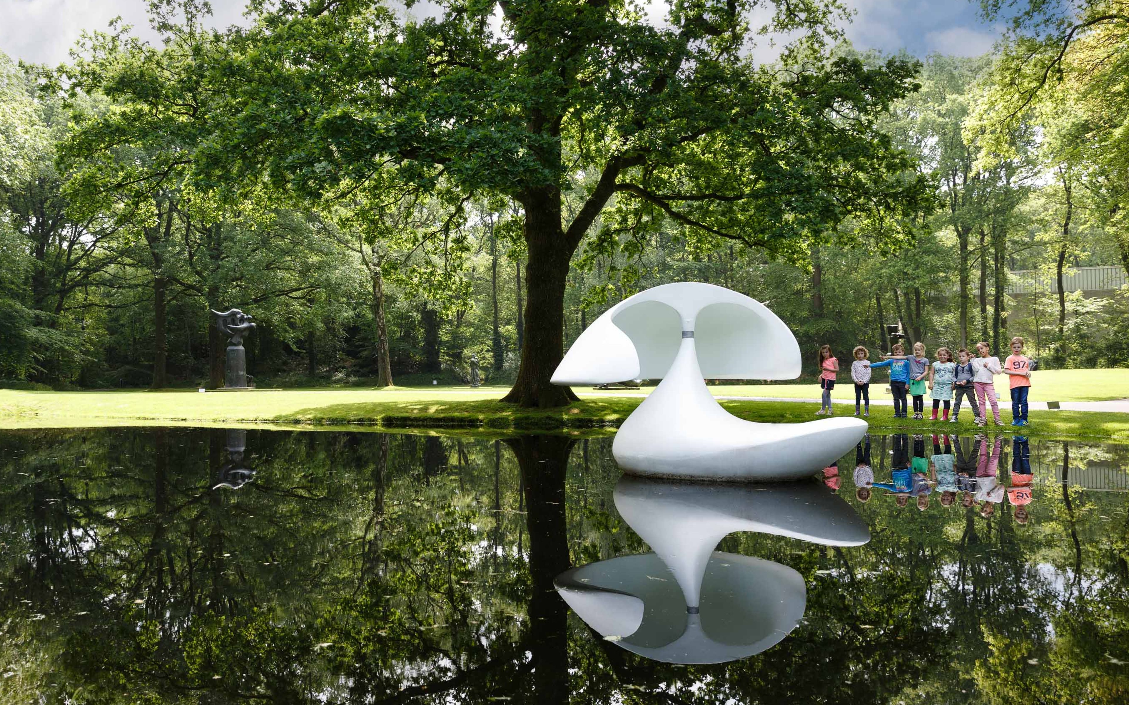 Kinderen op een rijtje bij Zwaan / 'Sculpture flottante'