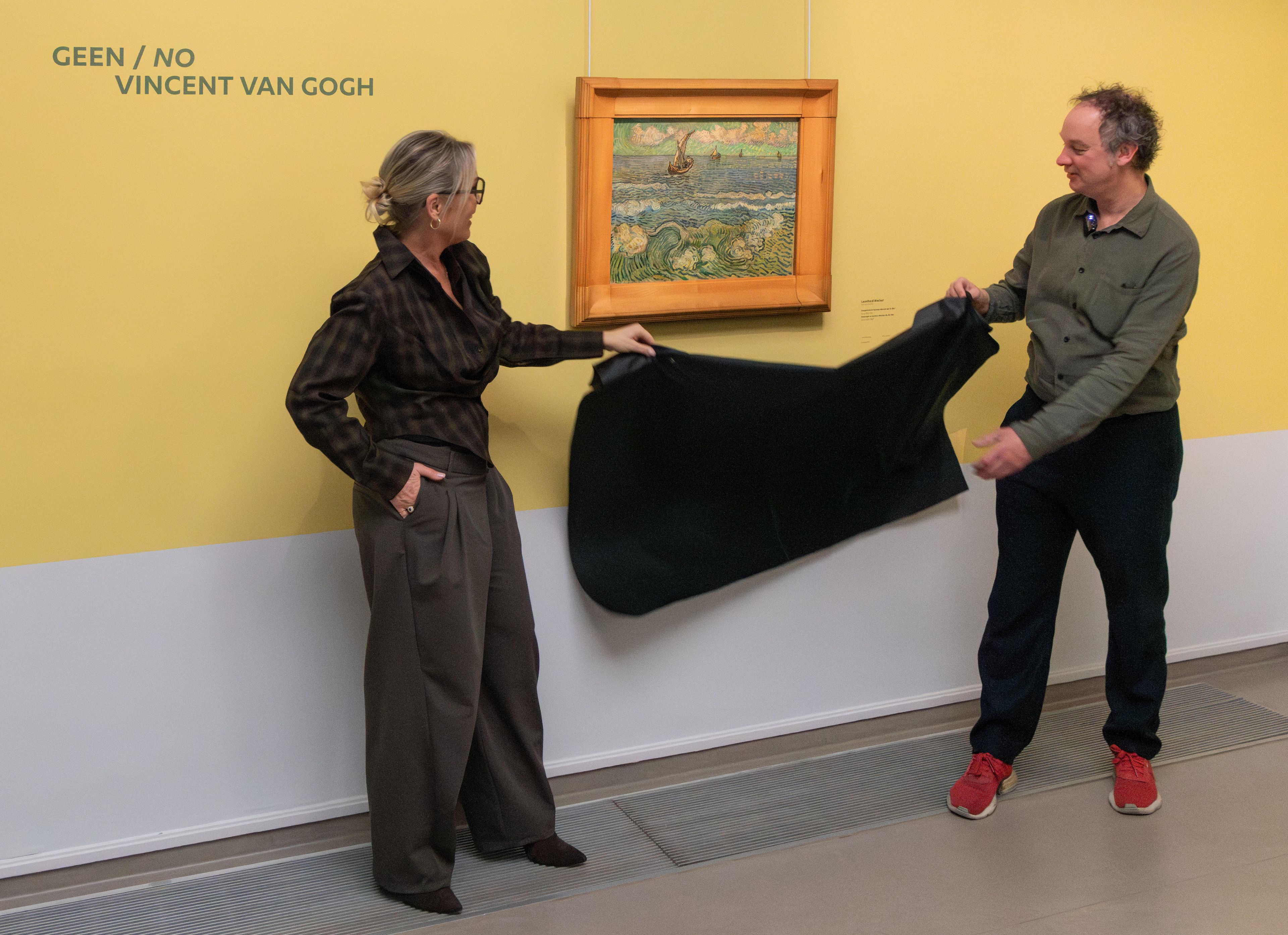 Twee personen onthullen het vervalste schilderij van Van Gogh