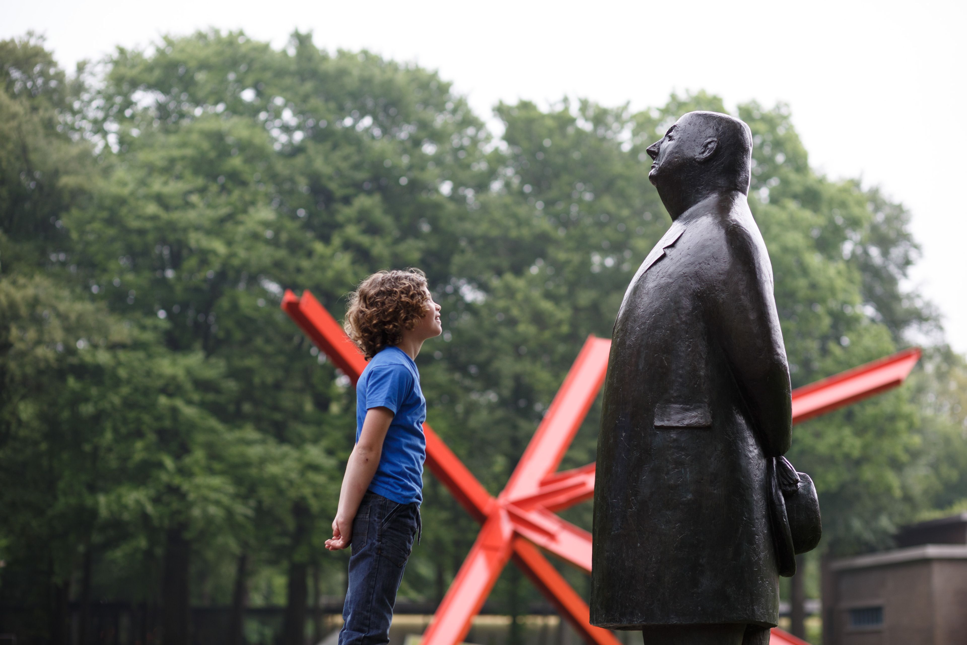 Kind bij de entree van het museum, staat tegenover het beeld 'Monsieur Jacques'