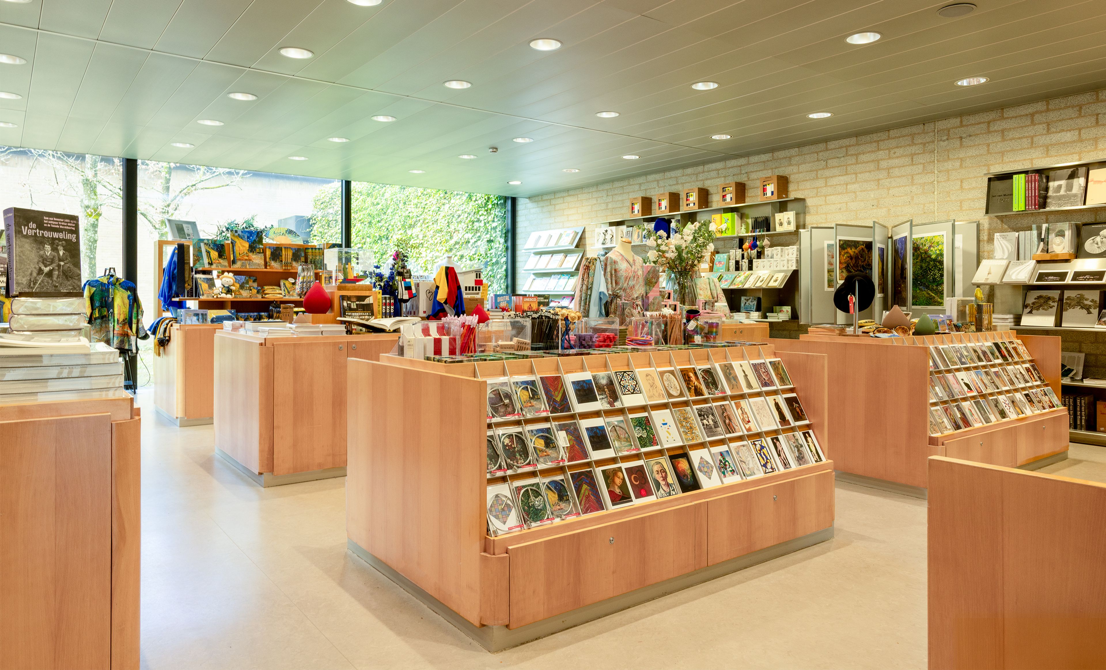 Museumwinkel van het Kröller-Müller Museum. Vooraan een schap met ansichtkaarten