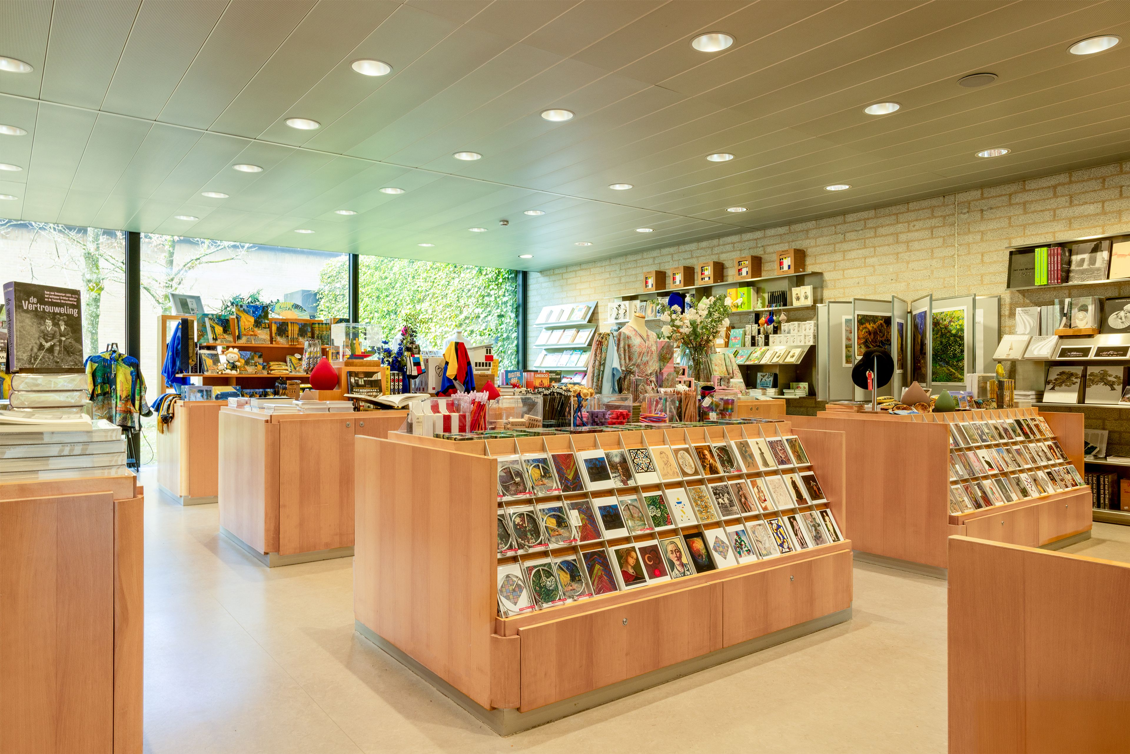 Museumwinkel van het Kröller-Müller Museum. Vooraan een schap met ansichtkaarten