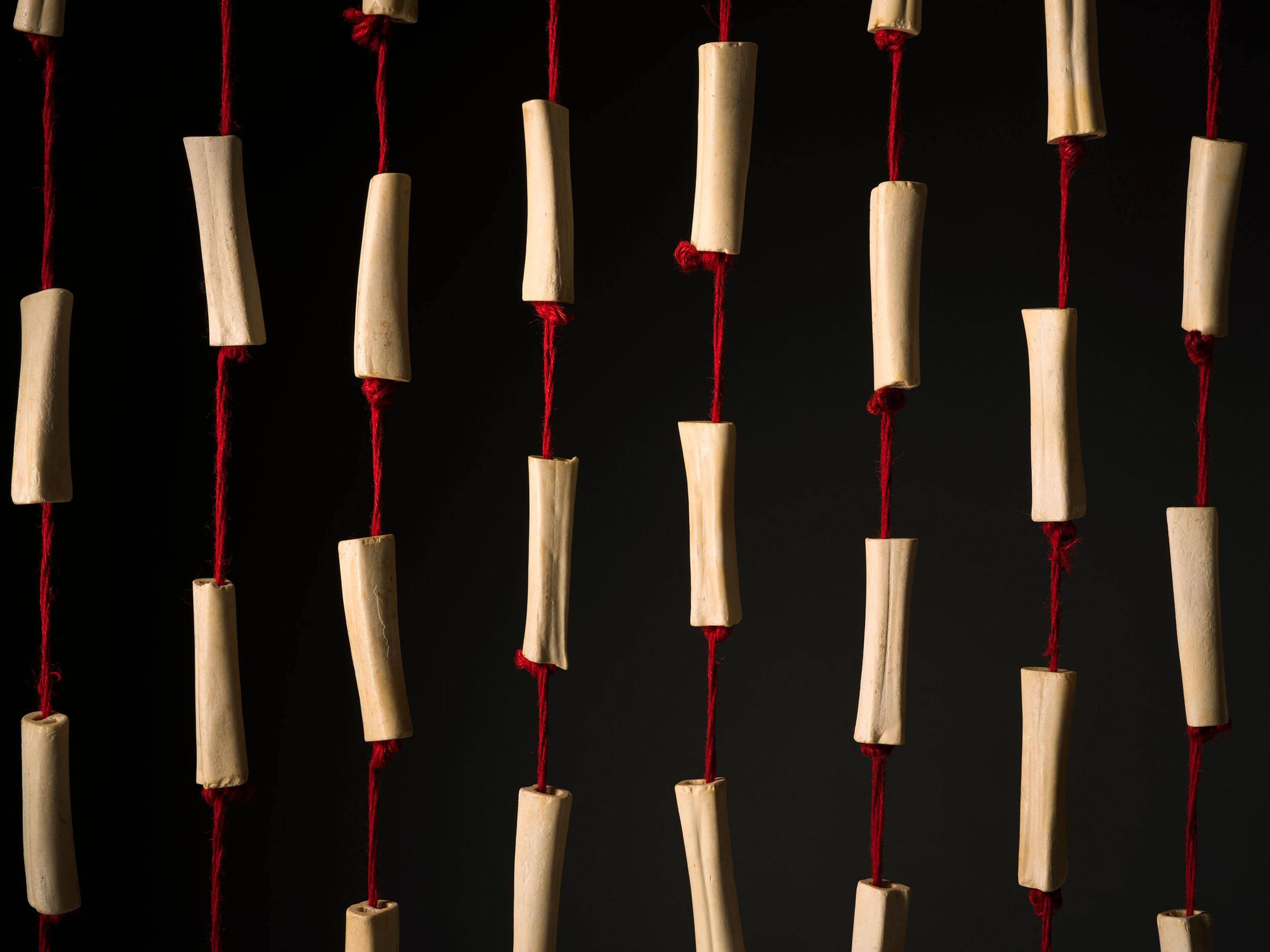 Marina Abramović / Ulay , _Bone Curtain_ (detail), 1985 Detail van het kunstwerk Bone Curtain, een gordijn van botten en bloedrode touwen, van Marina Abramović en Ulay