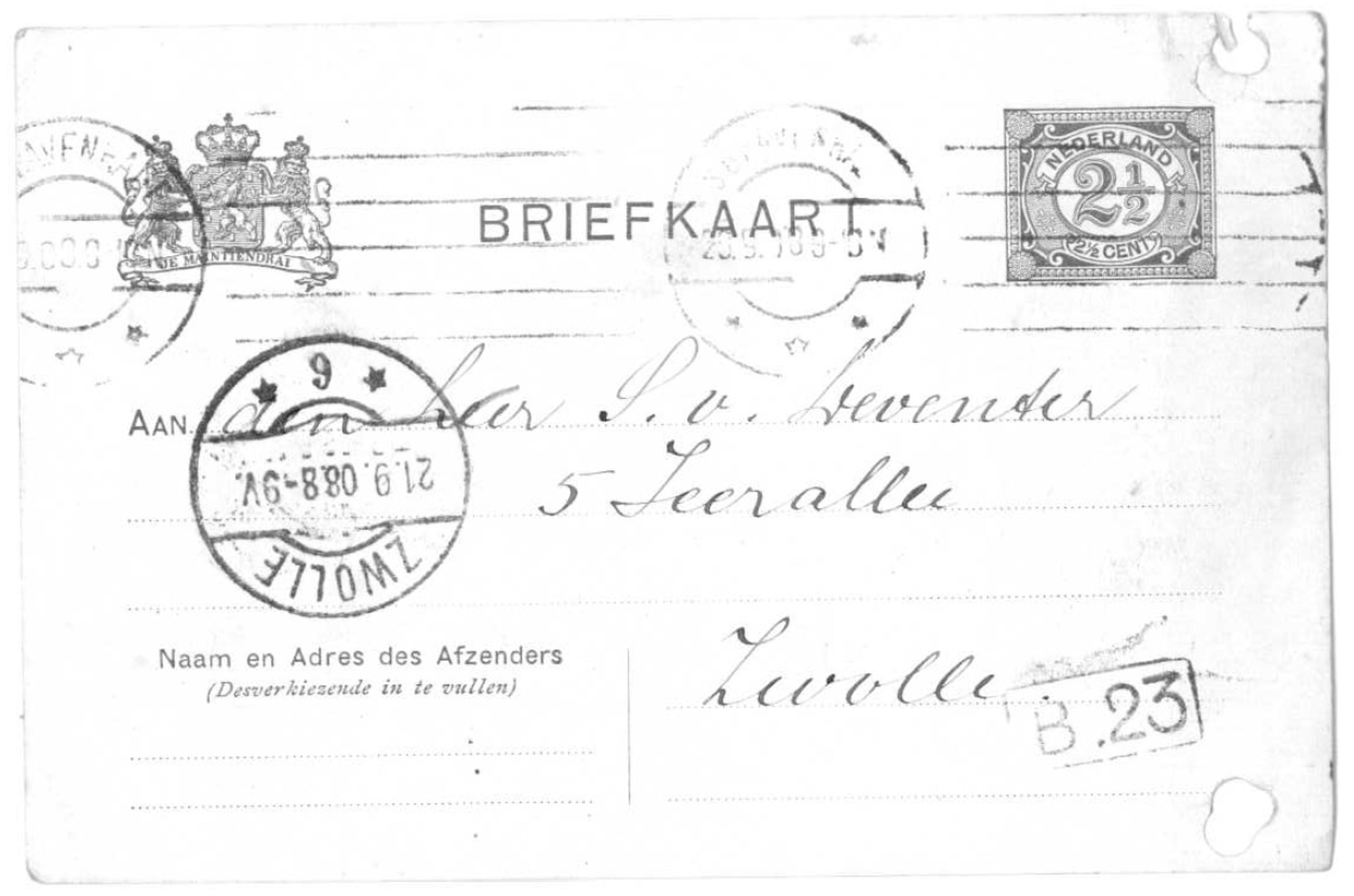 Zwart-wit foto van een oude Nederlandse briefkaart met handgeschreven adres en poststempels