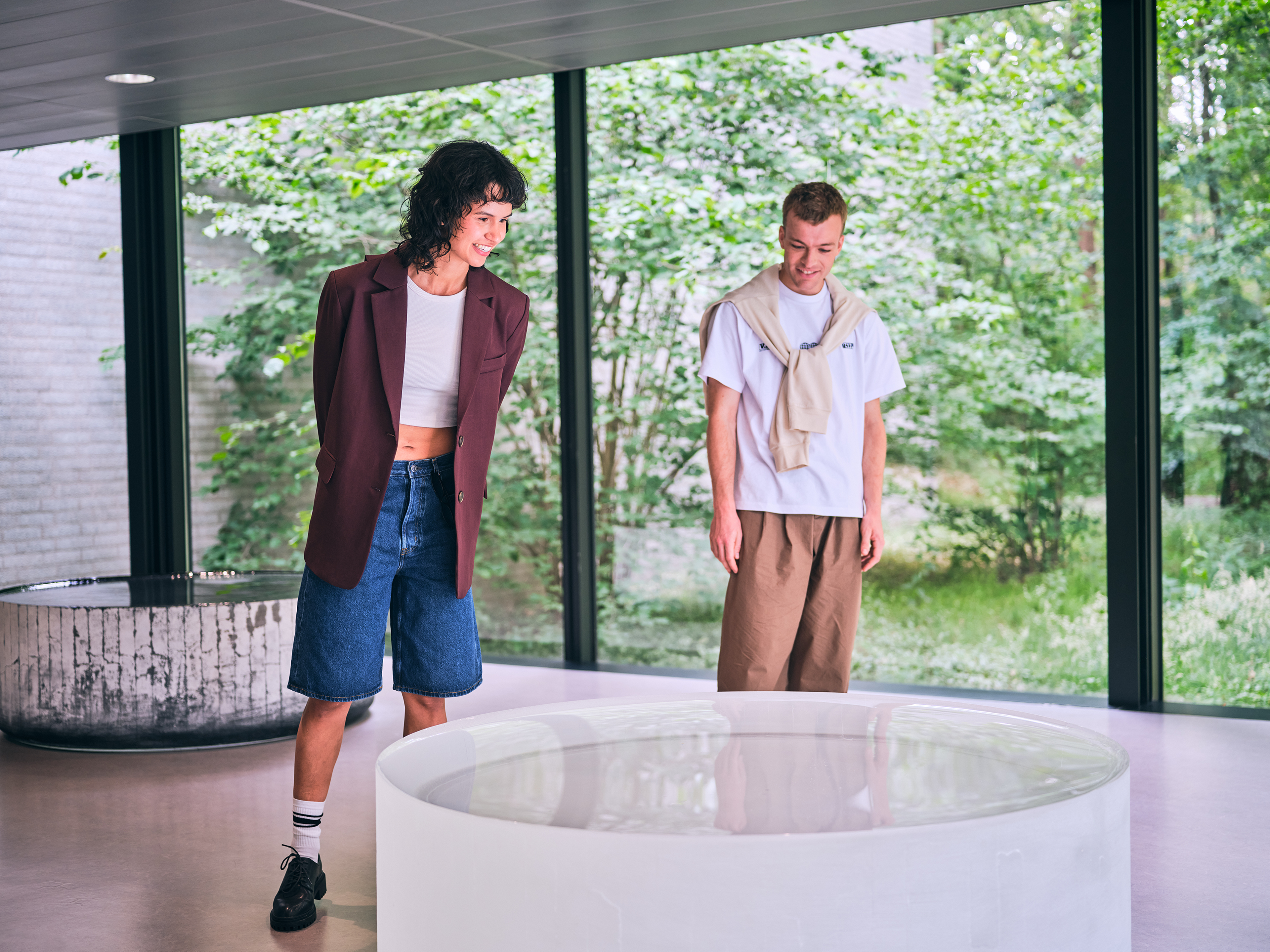 Twee bezoekers bij 'Opposites of White' van Roni Horn