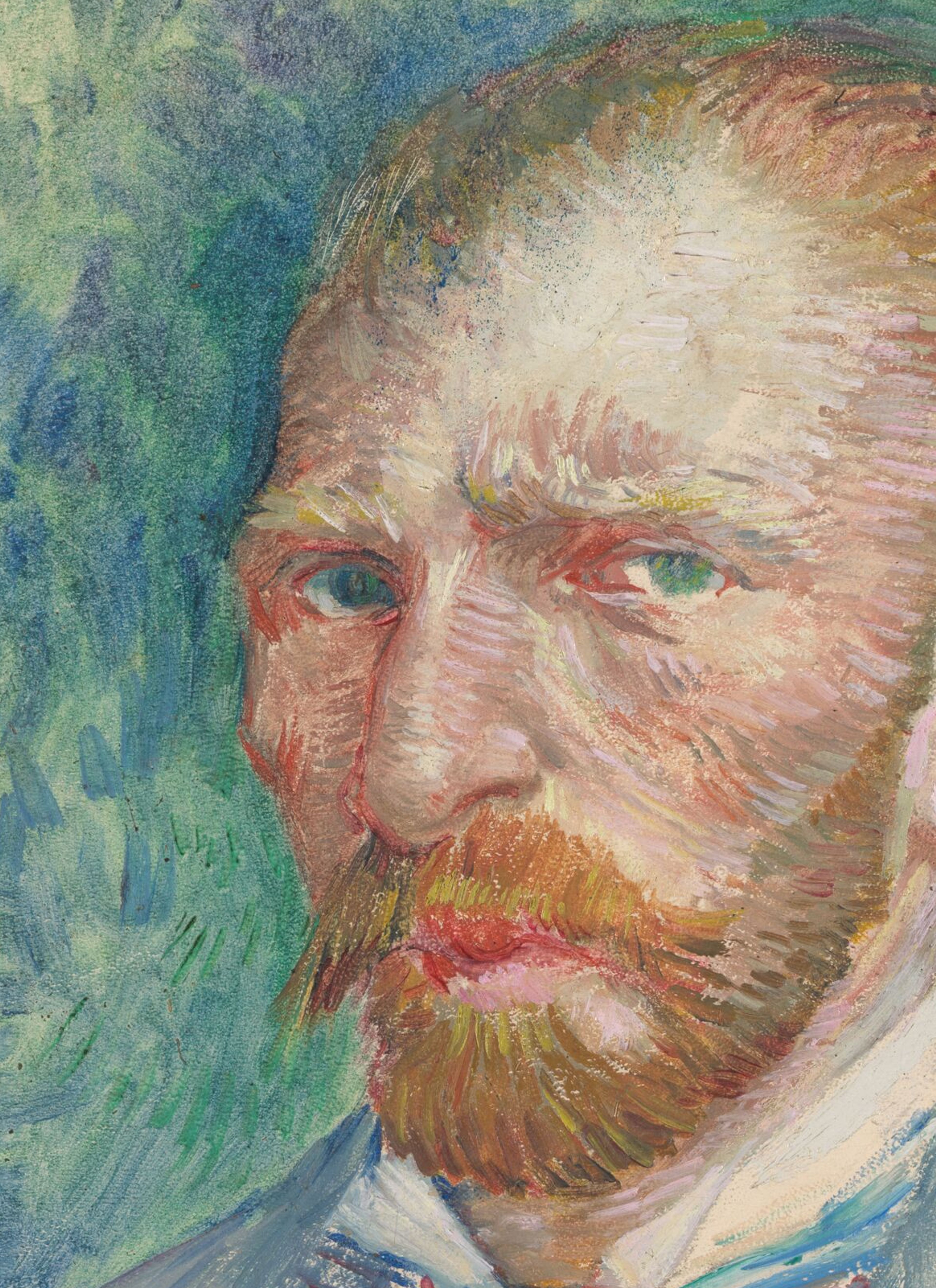Zelfportret van Vincent van Gogh met roodbruine baard, blauwgroene ogen en een lichtblauwe jas, geschilderd met expressieve penseelstreken in blauw-, groen- en roze tinten