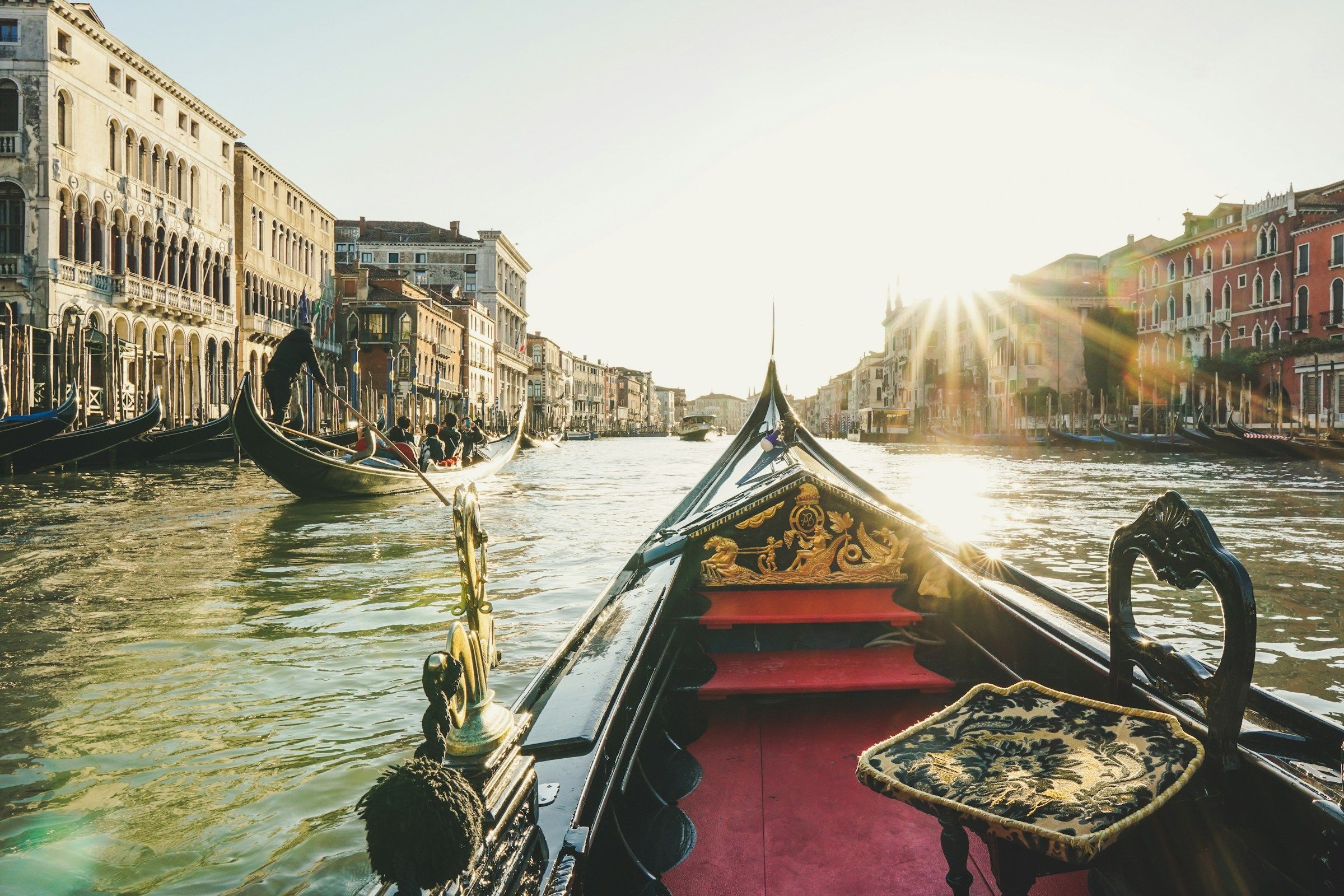 La proue d'une gondole sur le Grand Canal de Venise, dans la lumière du matin