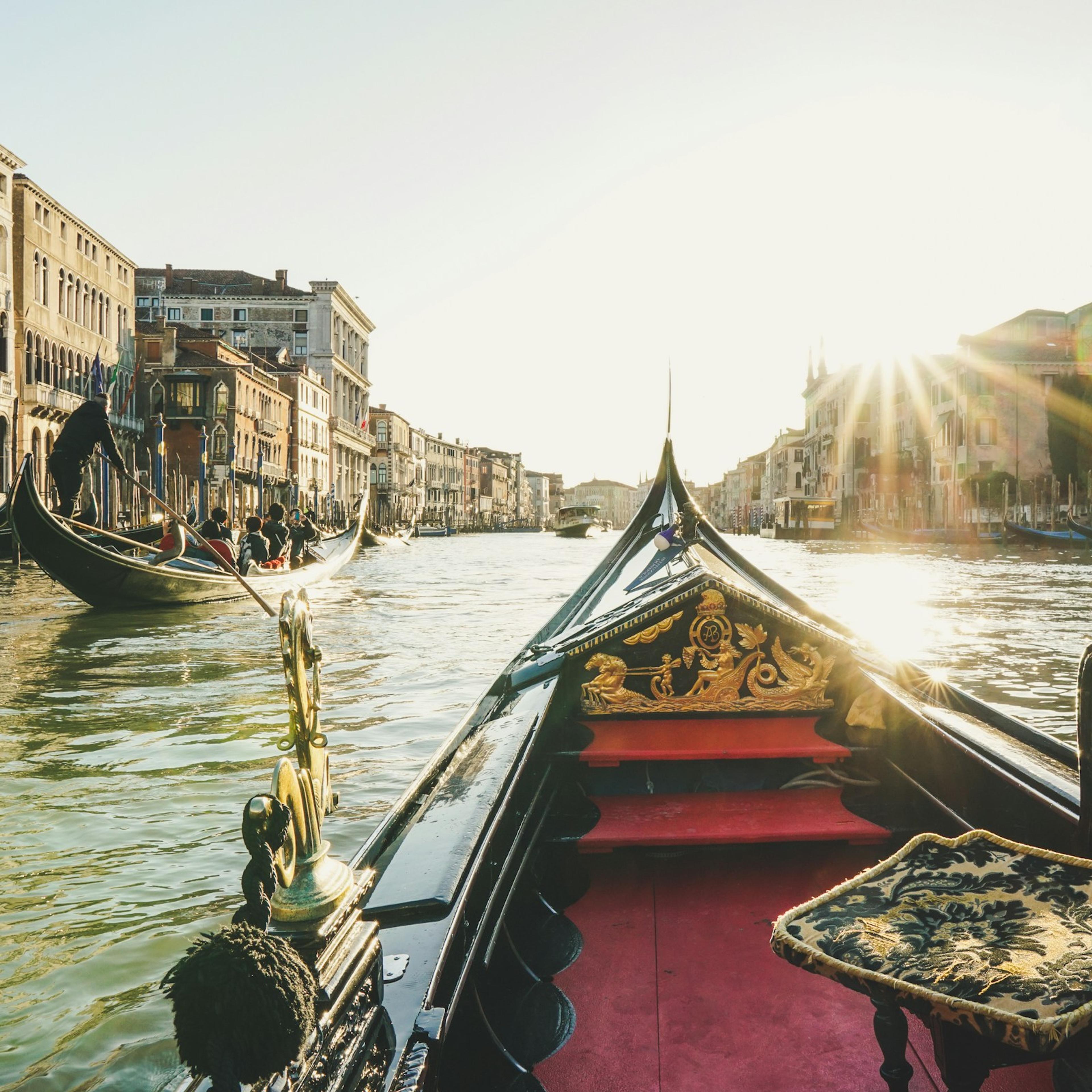 La proue d'une gondole sur le Grand Canal de Venise, dans la lumière du matin