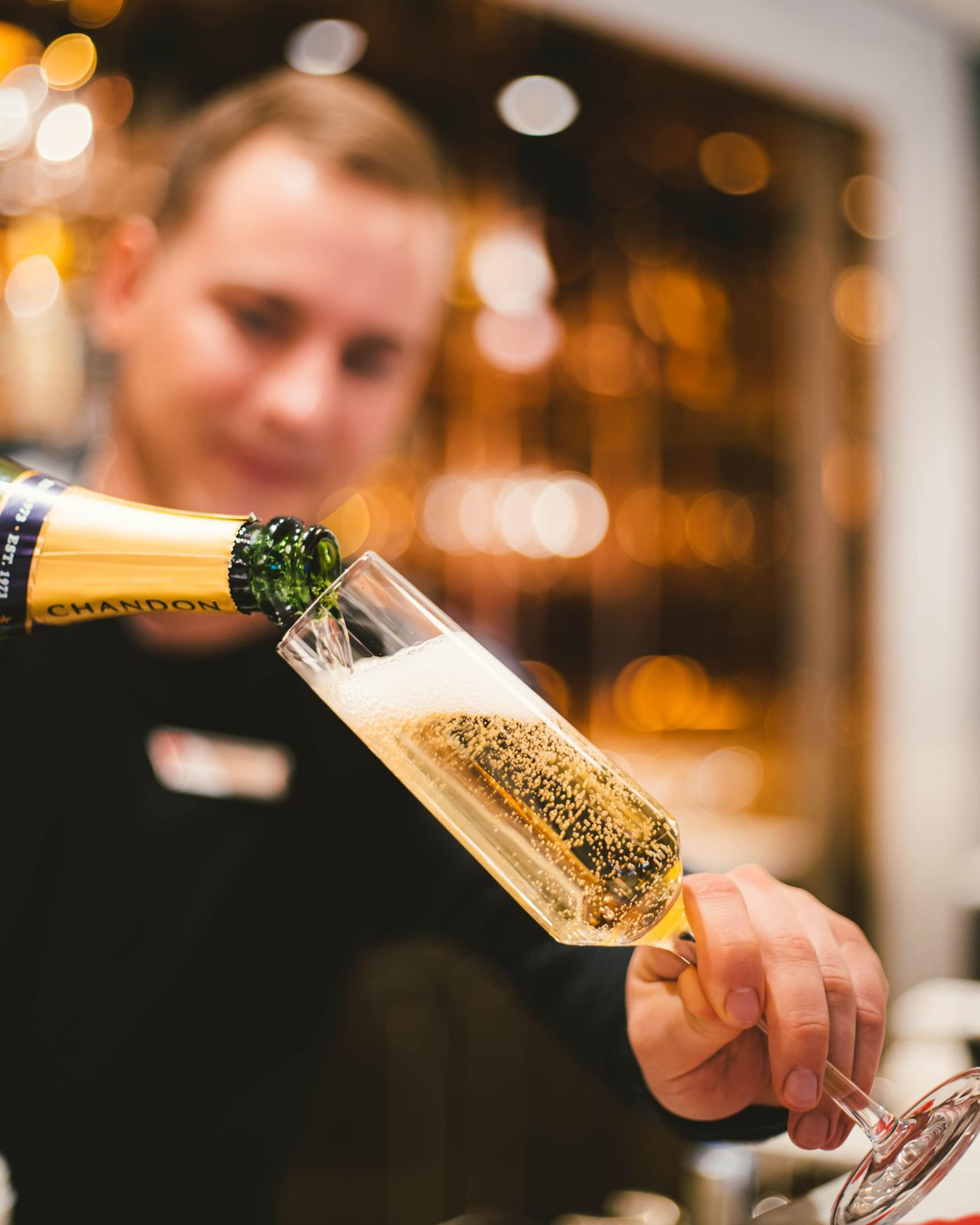 Du champagne versé dans une flûte