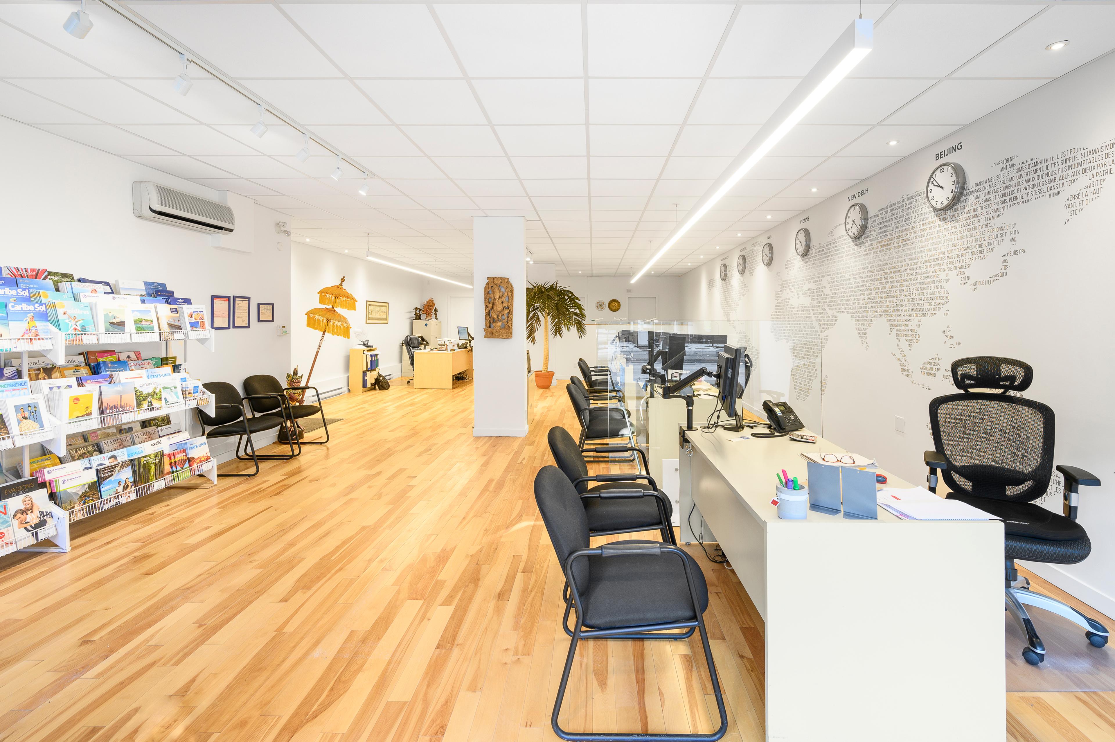 Le comptoir de l'agence et les chaises où l'on s'assoit avec son conseiller