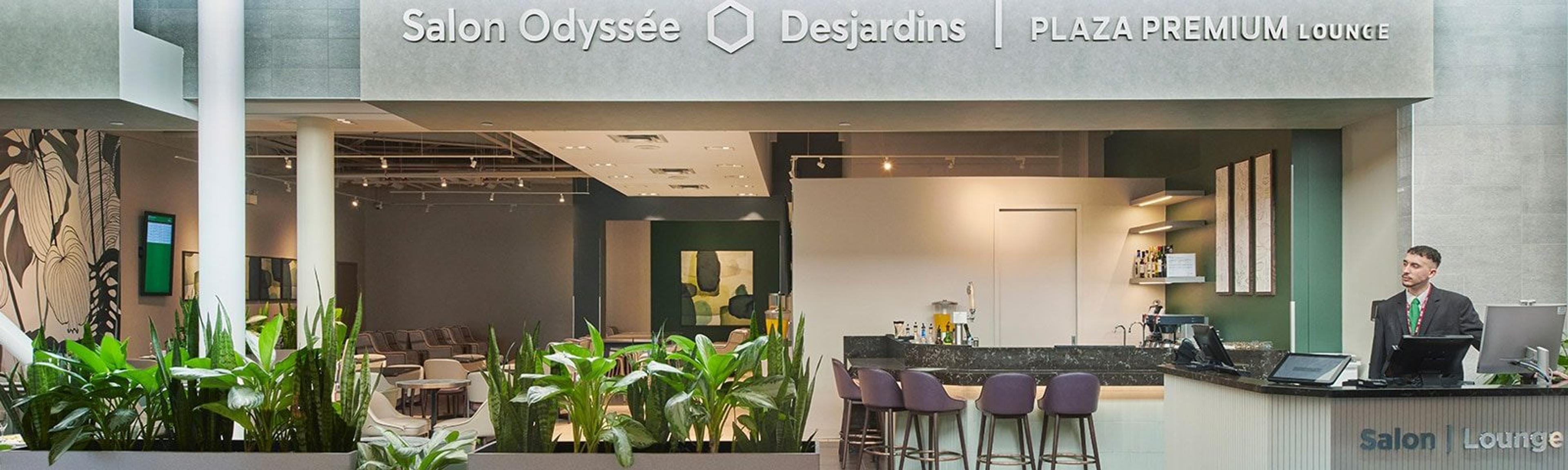 L'entrée du salon Odyssée Desjardins, son comptoir d'accueil et des plantes