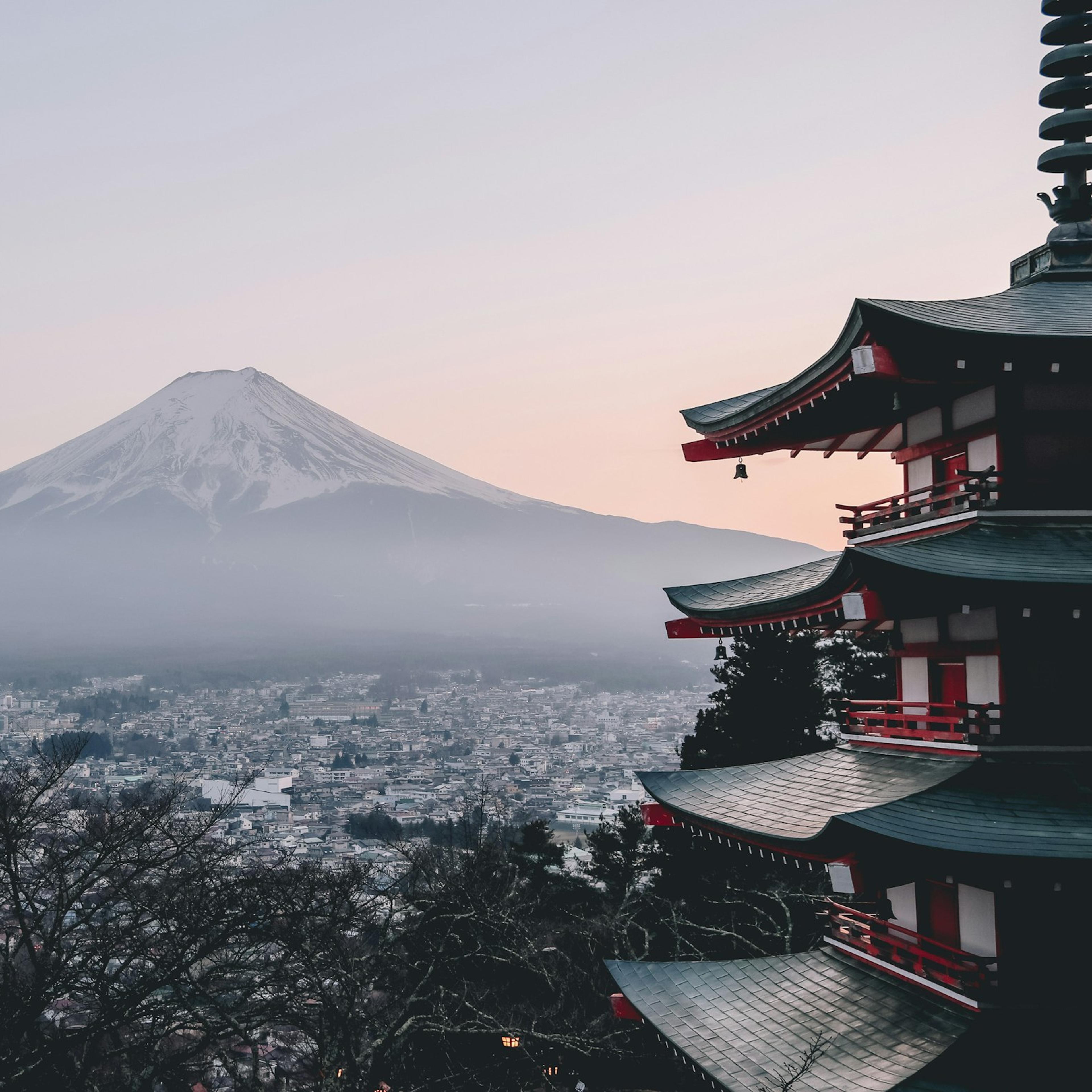 La pagode Chureito et le mont Fuji au crépuscule, au-dessus de Fujiyoshida