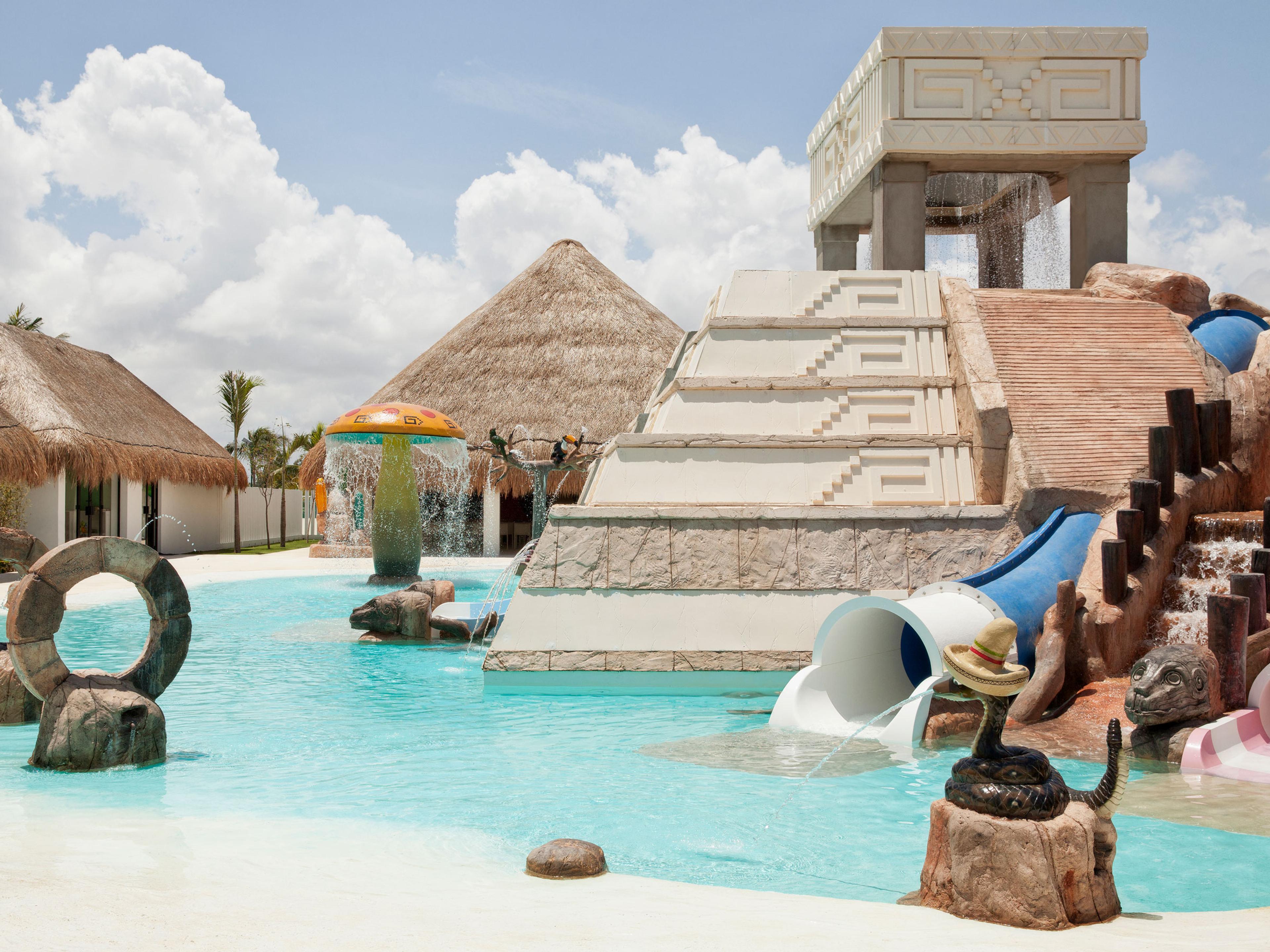 Le parc aquatique pour enfants du Finest Playa Mujeres, avec ses glissades et sa pyramide
