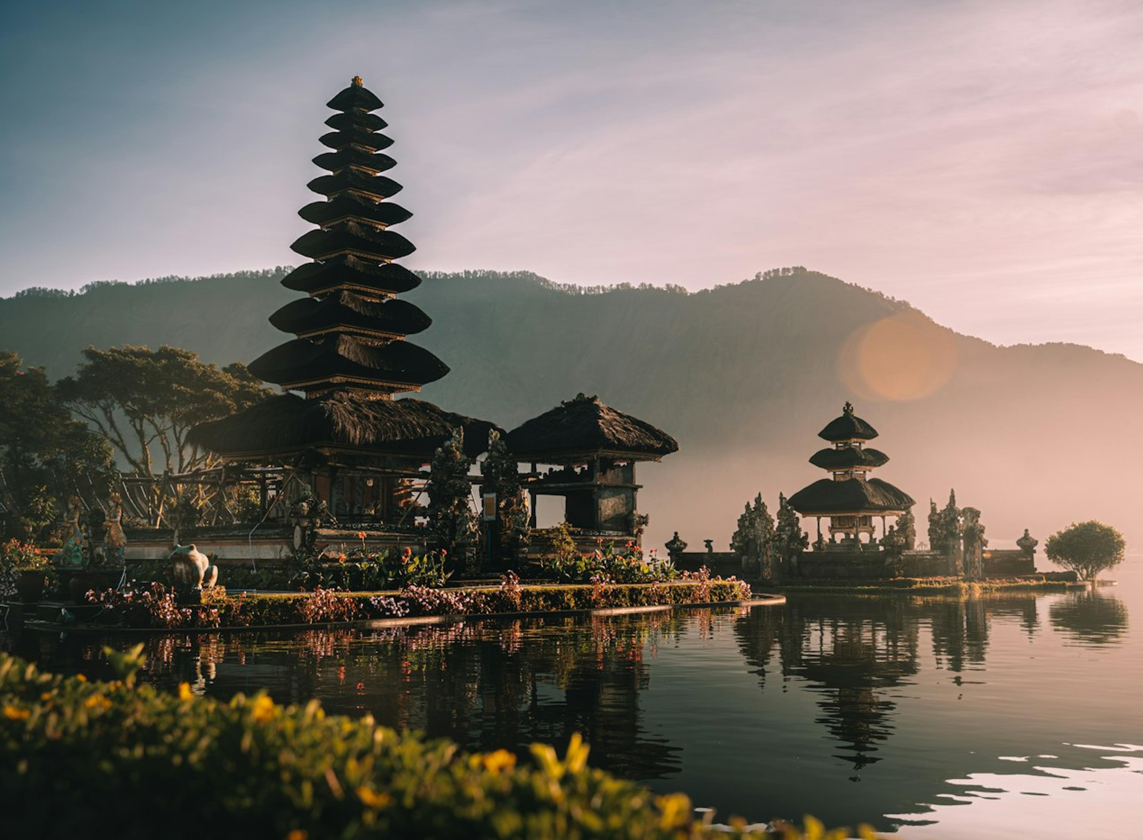Le temple Pura Ulun Danu Bratan posé sur son lac, à Bali, dans la brume du petit matin