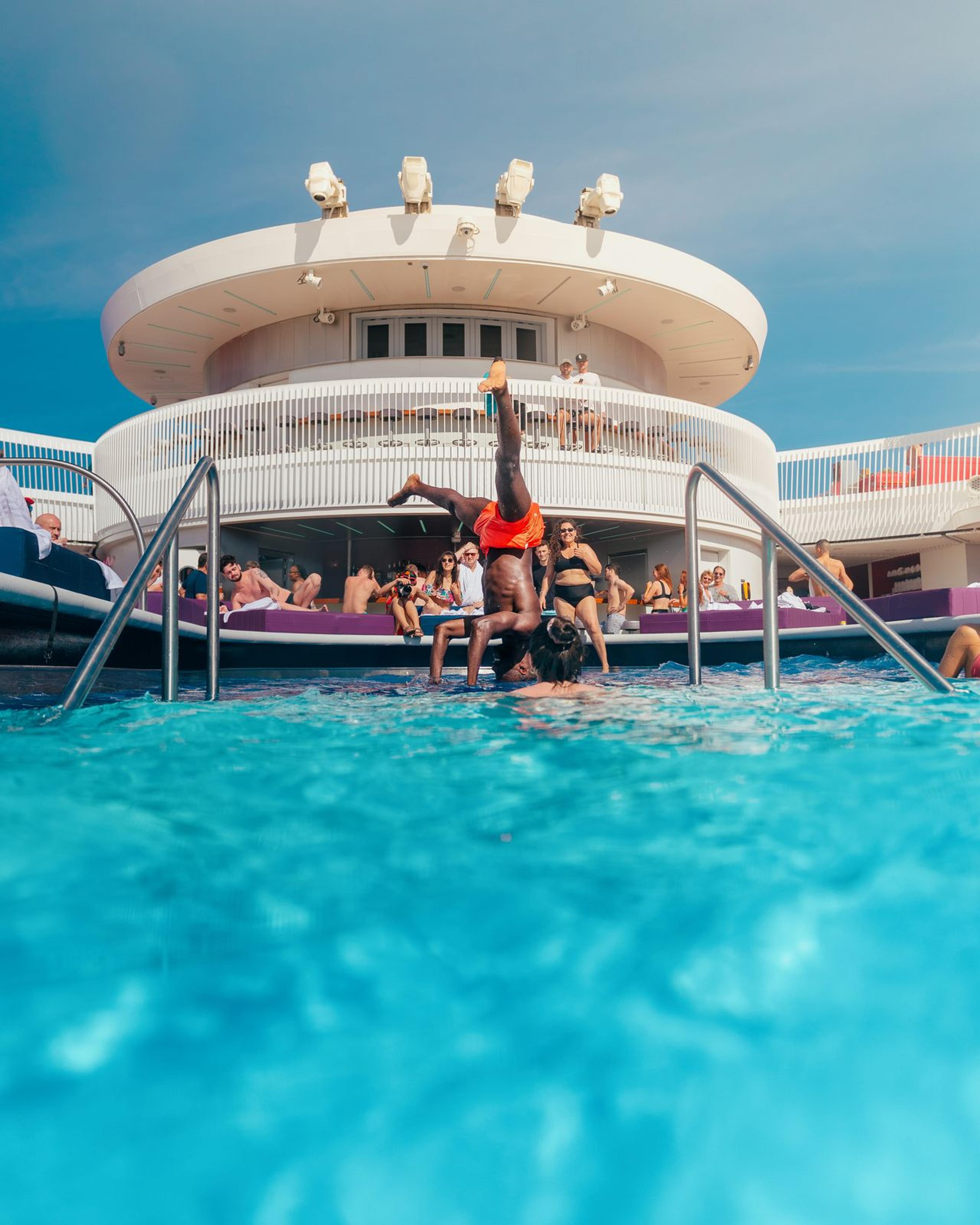 La piscine principale, pleine de monde