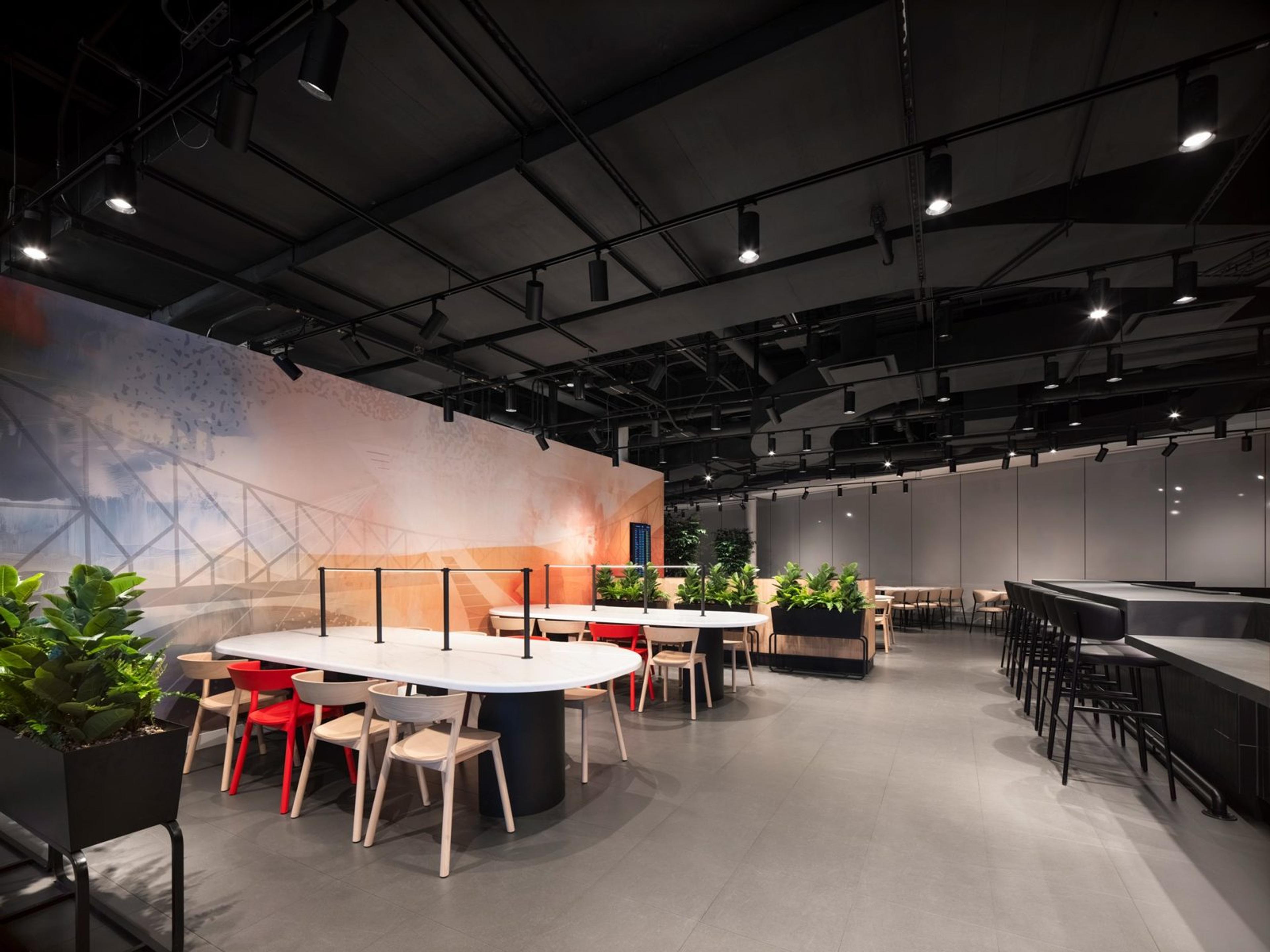 Le Café Air Canada, avec ses grandes tables et ses tabourets