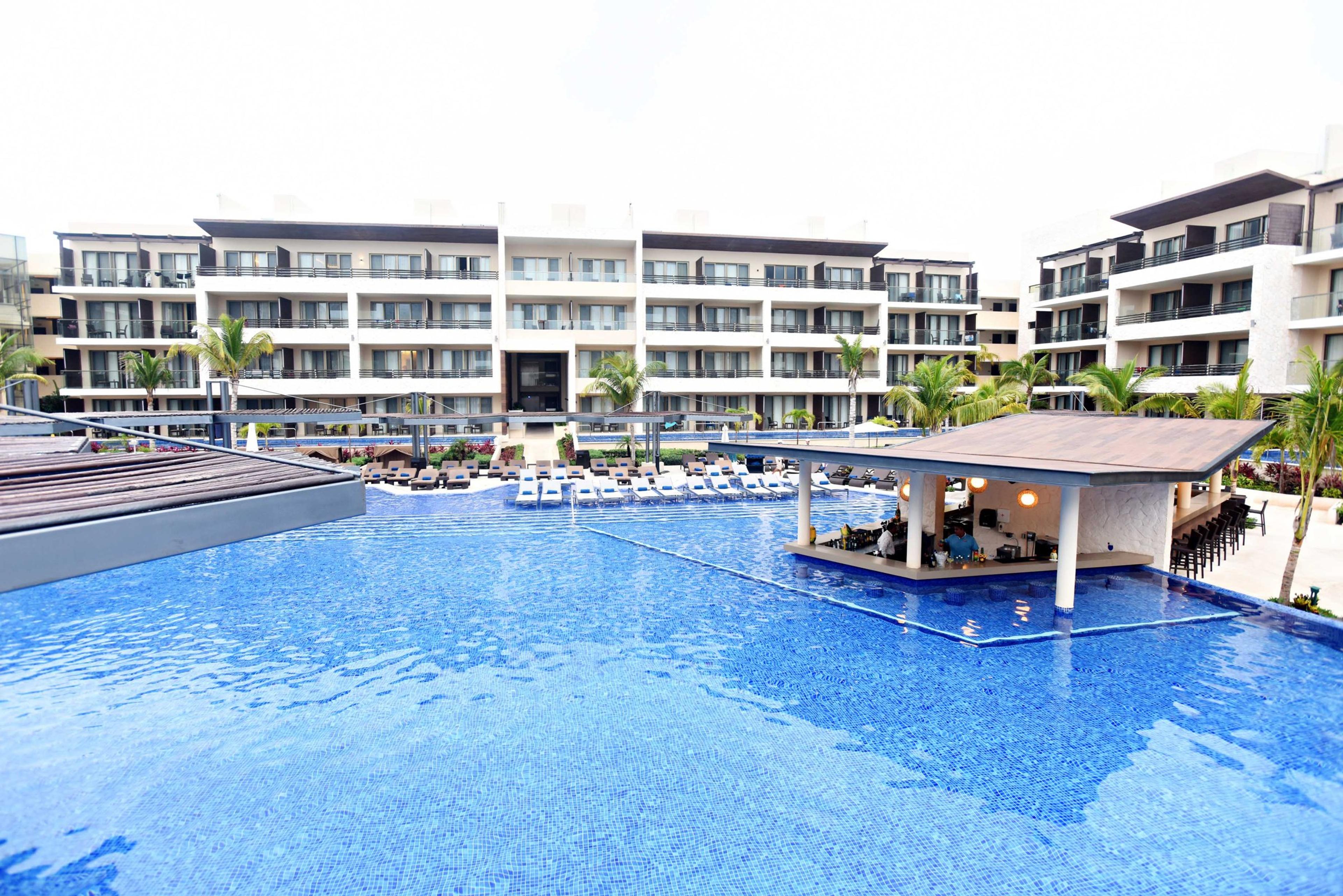 La grande piscine du Royalton Hideaway Riviera Cancun, bordée de chaises longues