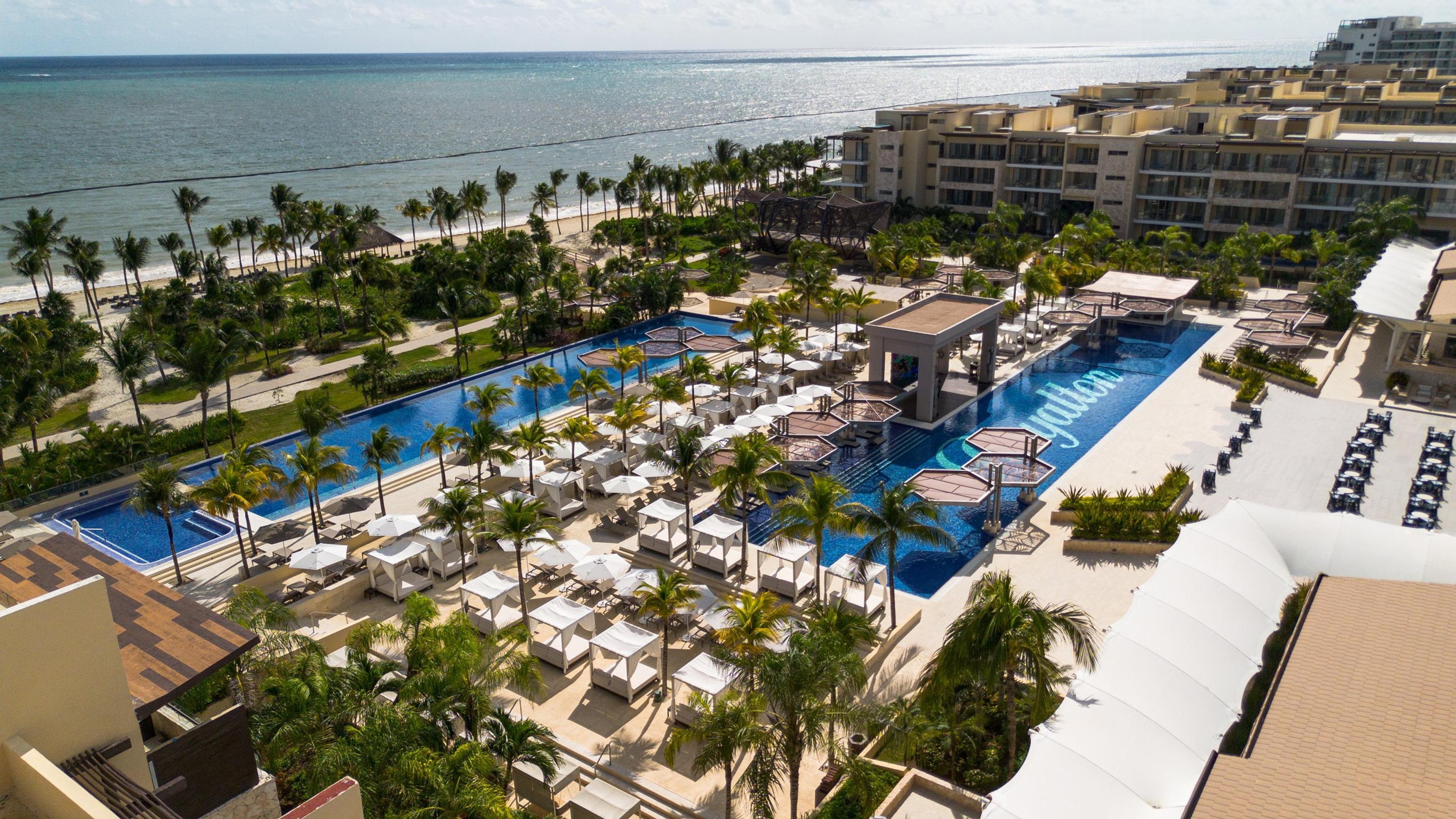 La grande piscine du Royalton Riviera Cancun, face à la mer