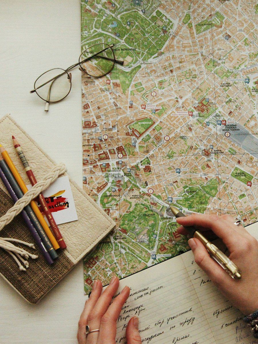 Des mains qui annotent un itinéraire sur une carte