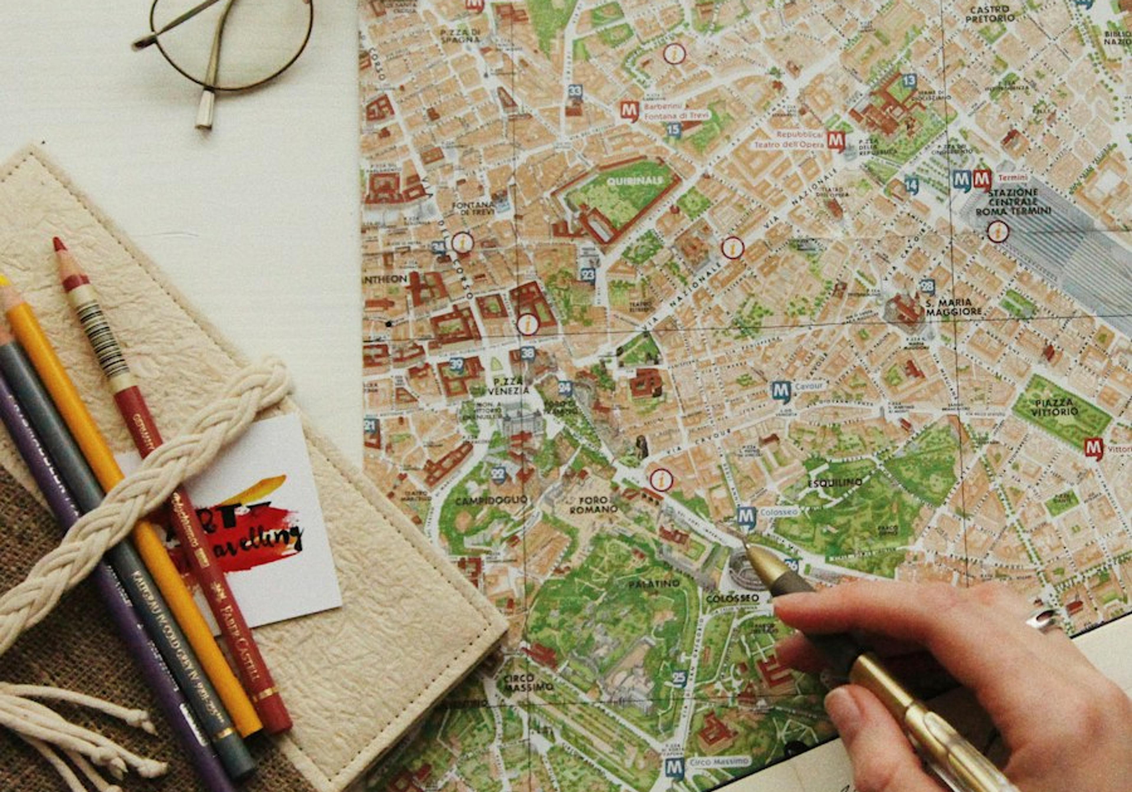 Des mains qui annotent un itinéraire sur une carte