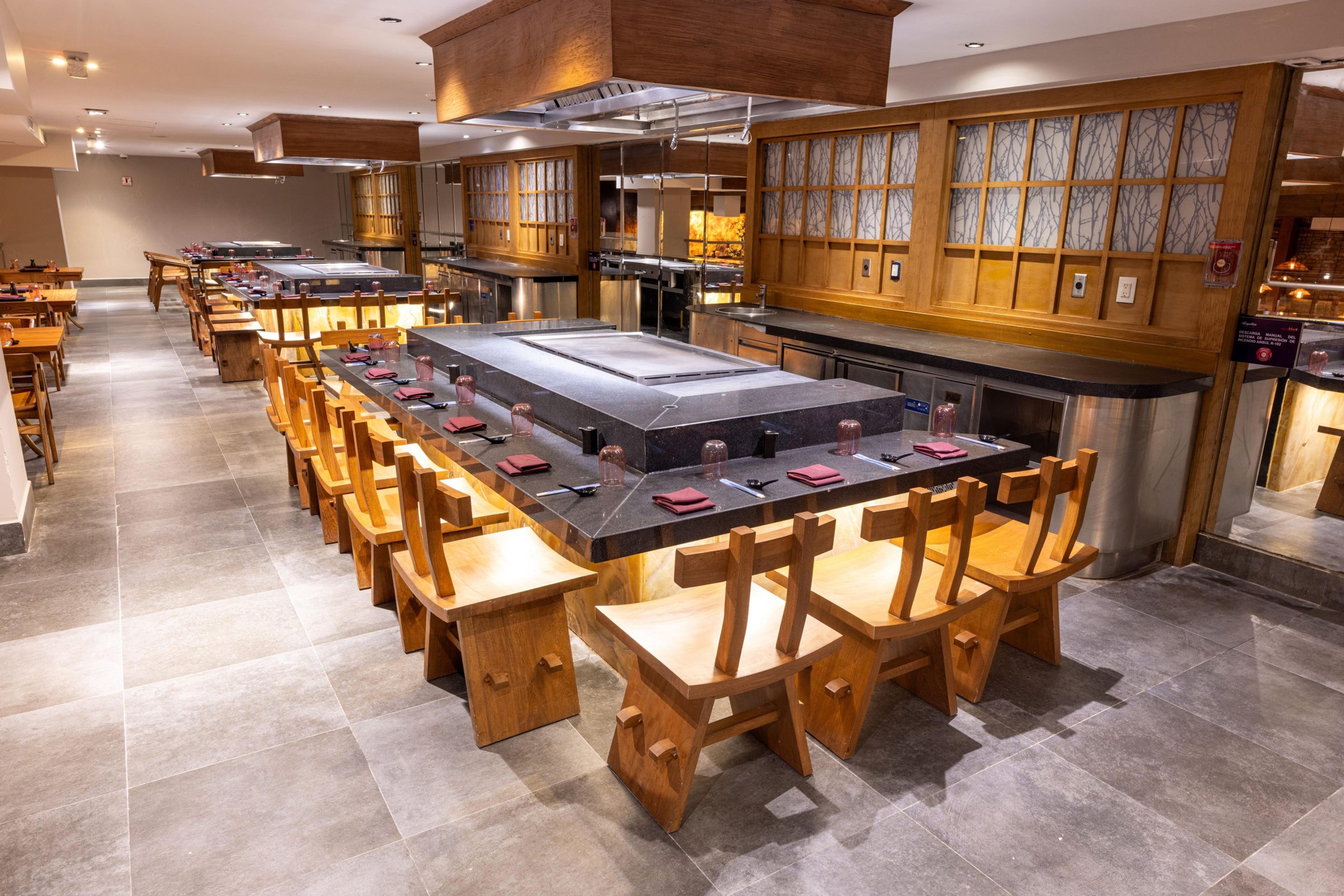 Les tables de teppanyaki du restaurant Zen, au Royalton Riviera Cancun