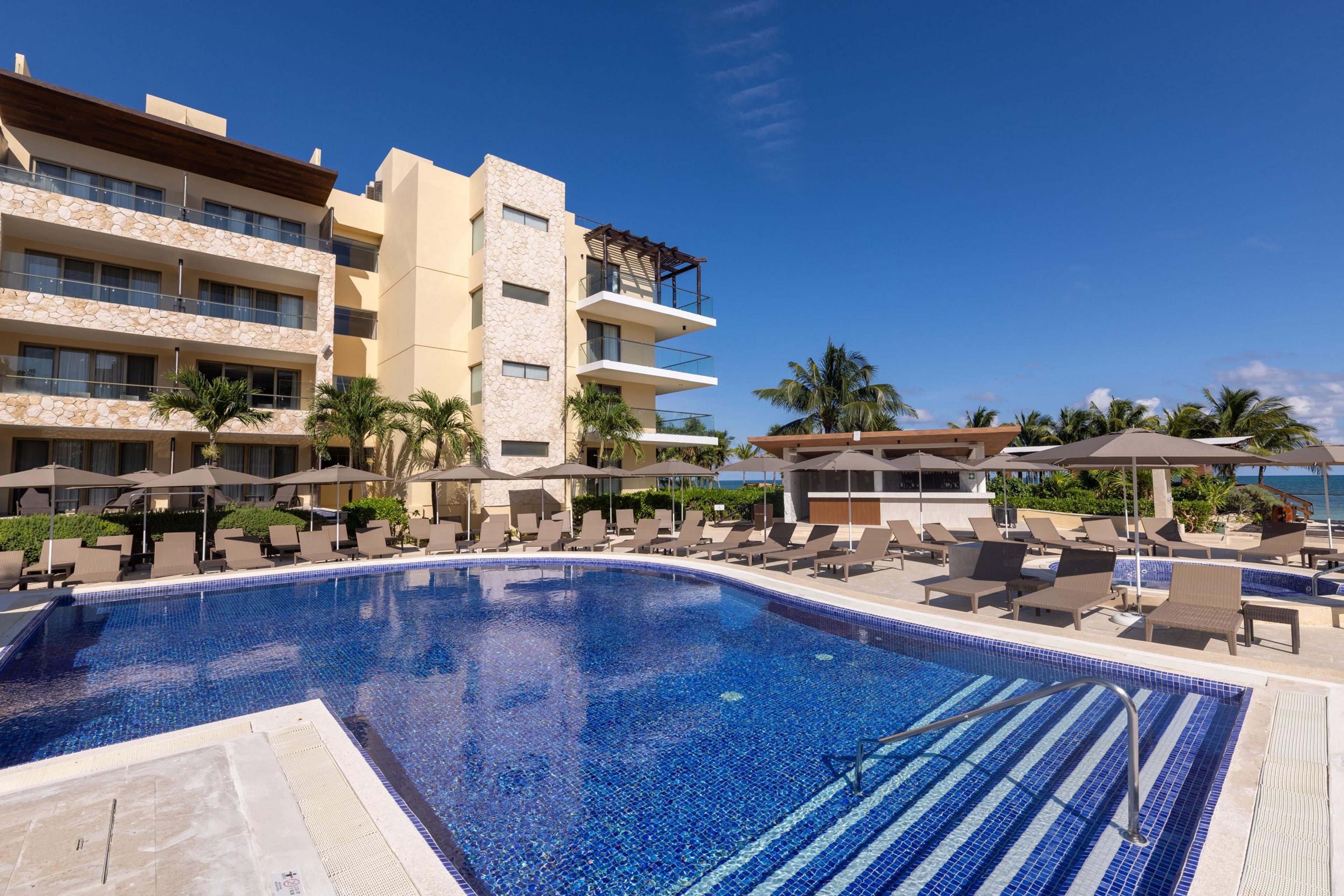 La piscine réservée au Diamond Club du Royalton Riviera Cancun, au pied des bâtiments
