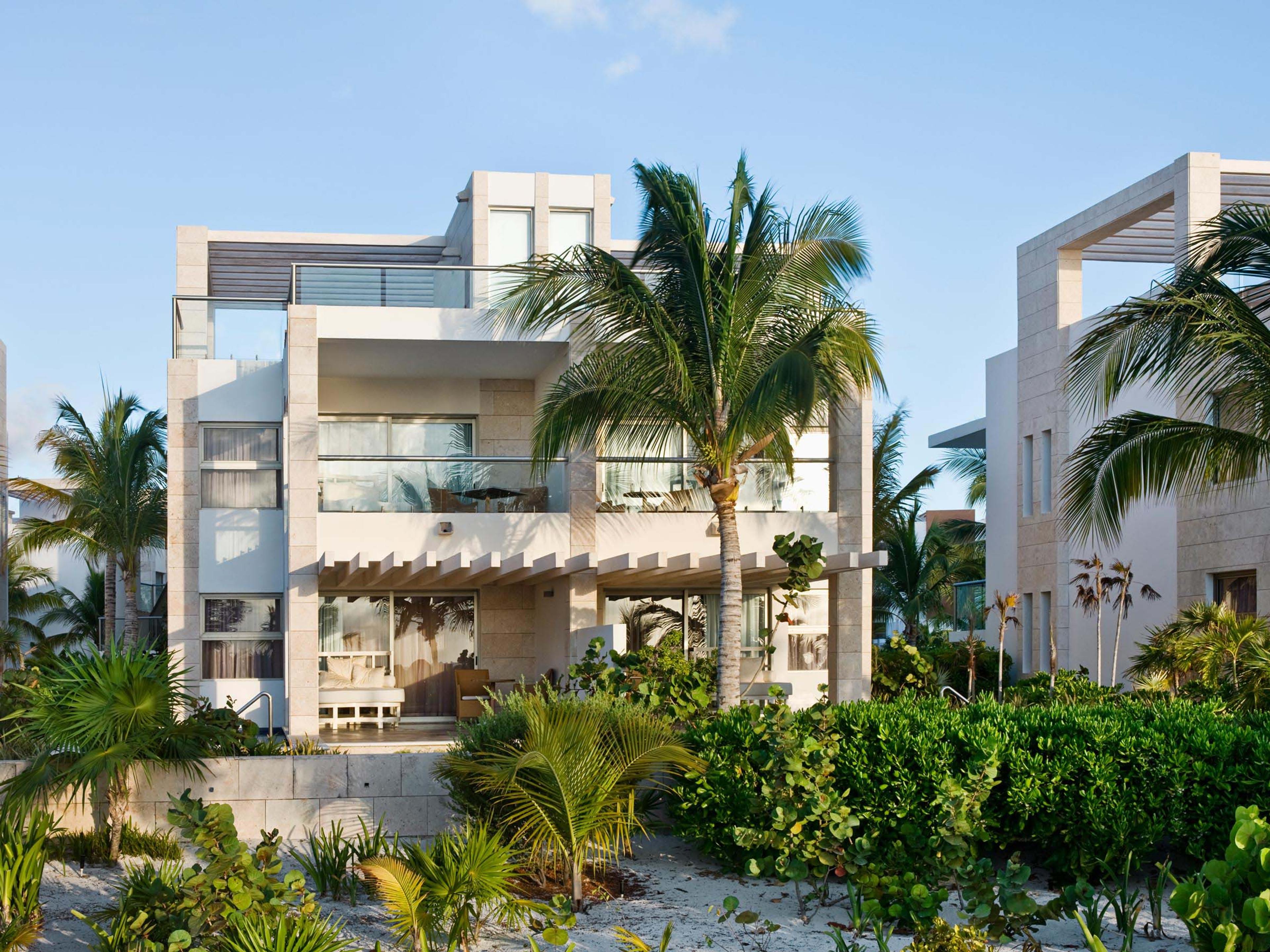 La terrasse d'une suite du Beloved Playa Mujeres, avec sa piscine privée face à la mer