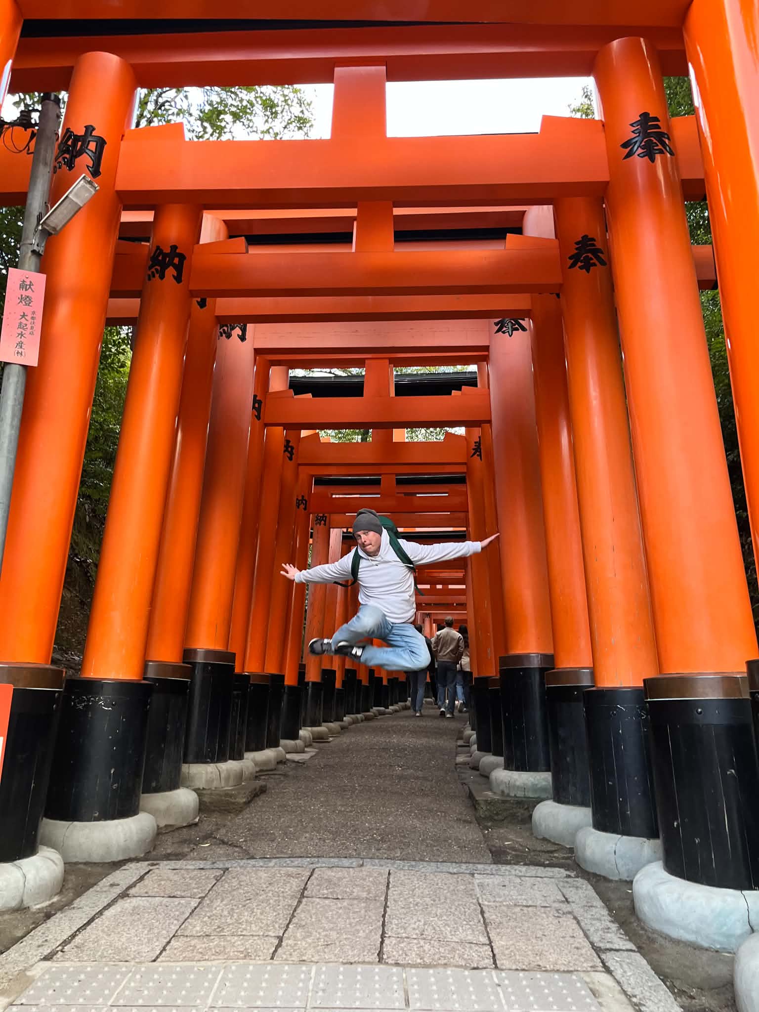 Philippe Larose Desmarais saute sous les torii orange du sanctuaire Fushimi Inari, à Kyoto