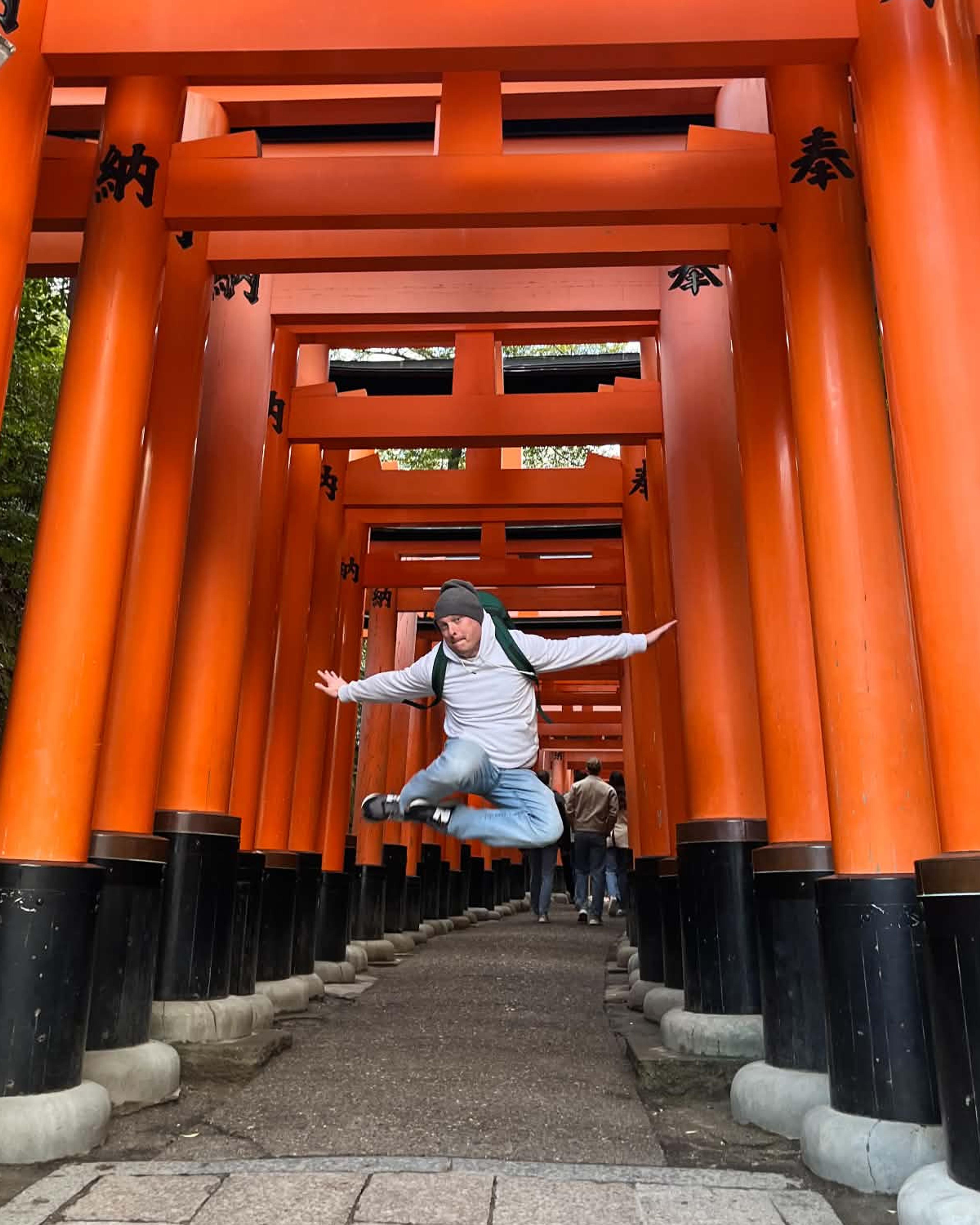 Philippe Larose Desmarais saute sous les torii orange du sanctuaire Fushimi Inari, à Kyoto