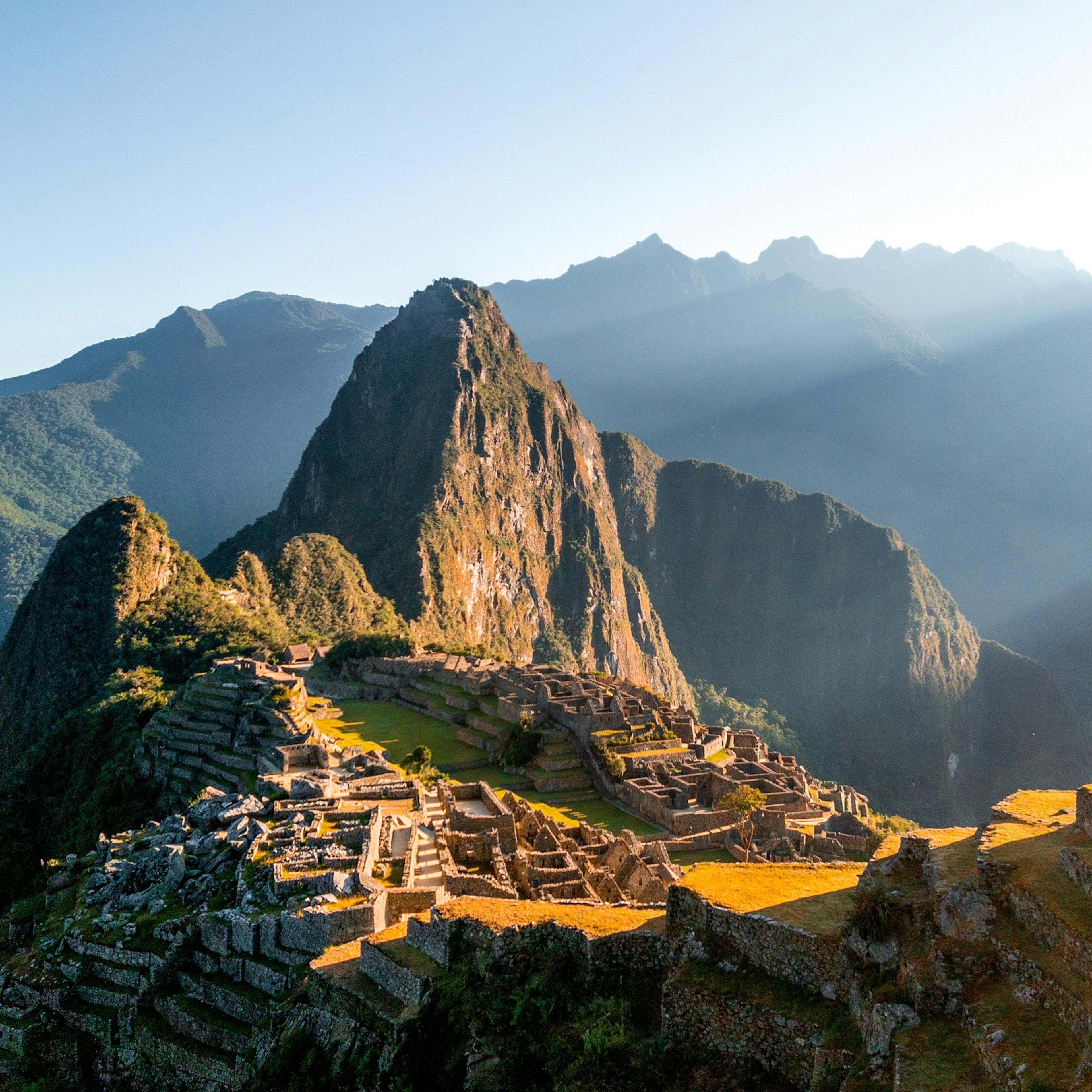 Le Machu Picchu dans la première lumière, devant le Huayna Picchu