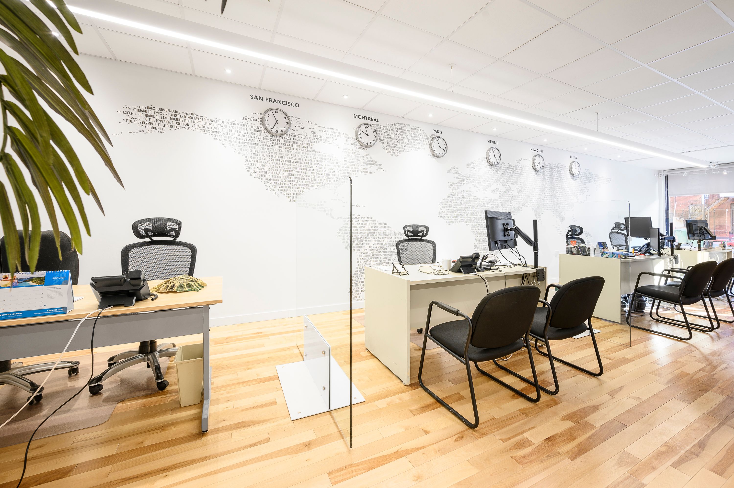 Les bureaux des conseillers et les chaises où l'on s'assoit pour préparer son voyage