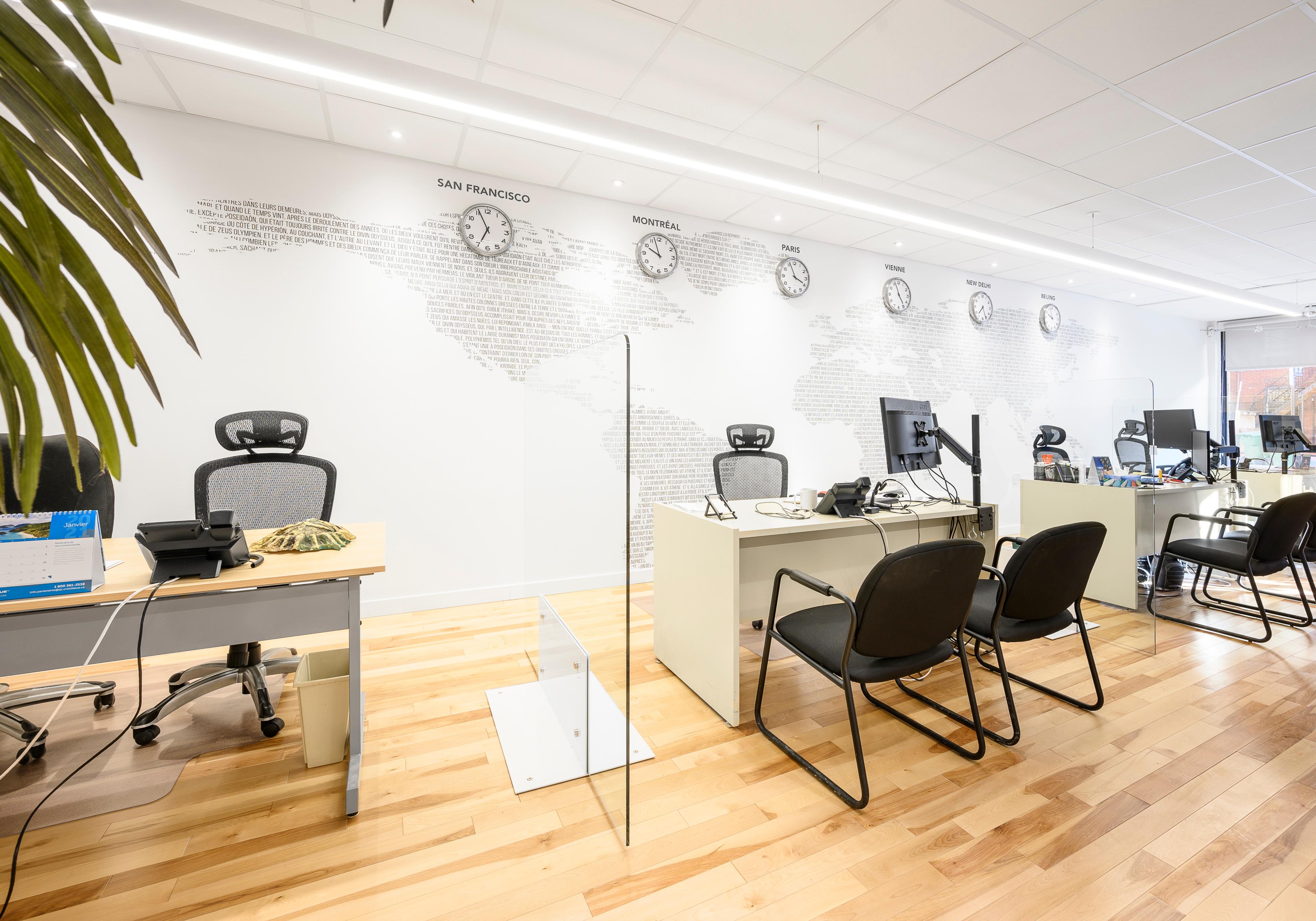 Les bureaux des conseillers et les chaises où l'on s'assoit pour préparer son voyage