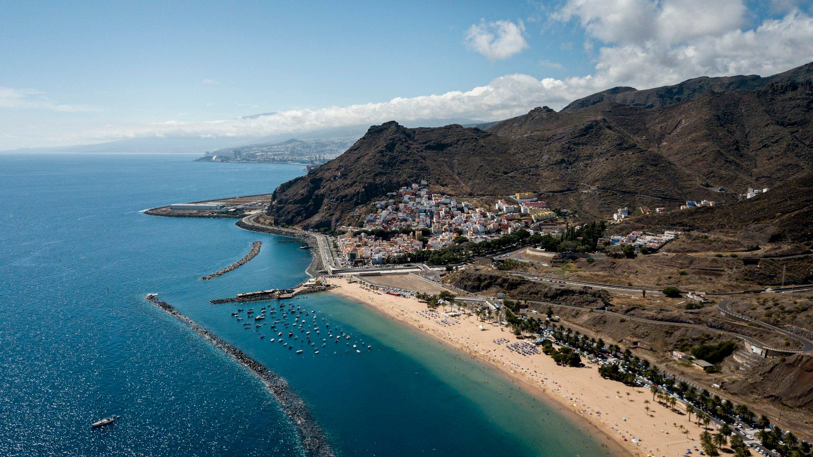 La baie de Tenerife, sa plage et la montagne derrière la ville
