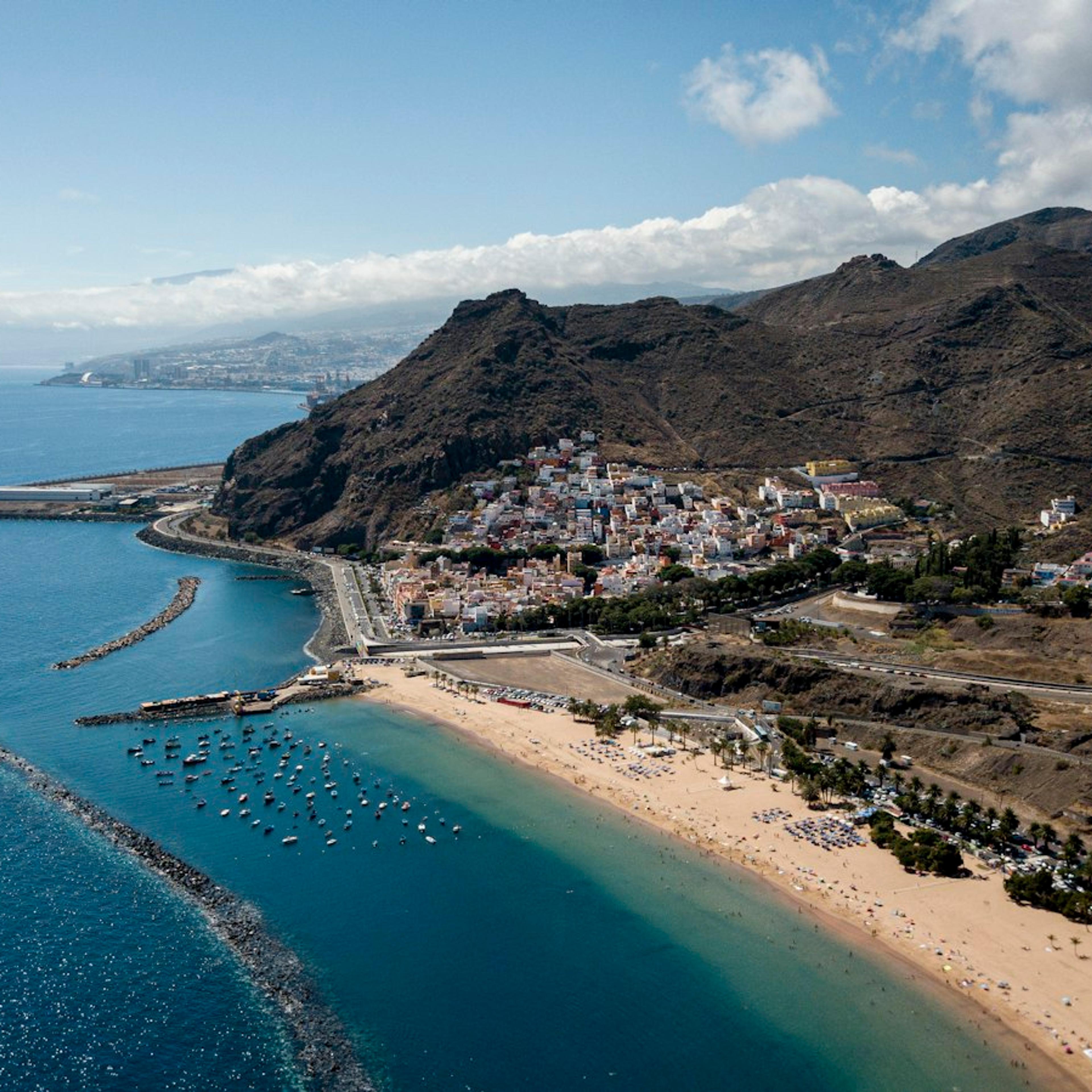 La baie de Tenerife, sa plage et la montagne derrière la ville