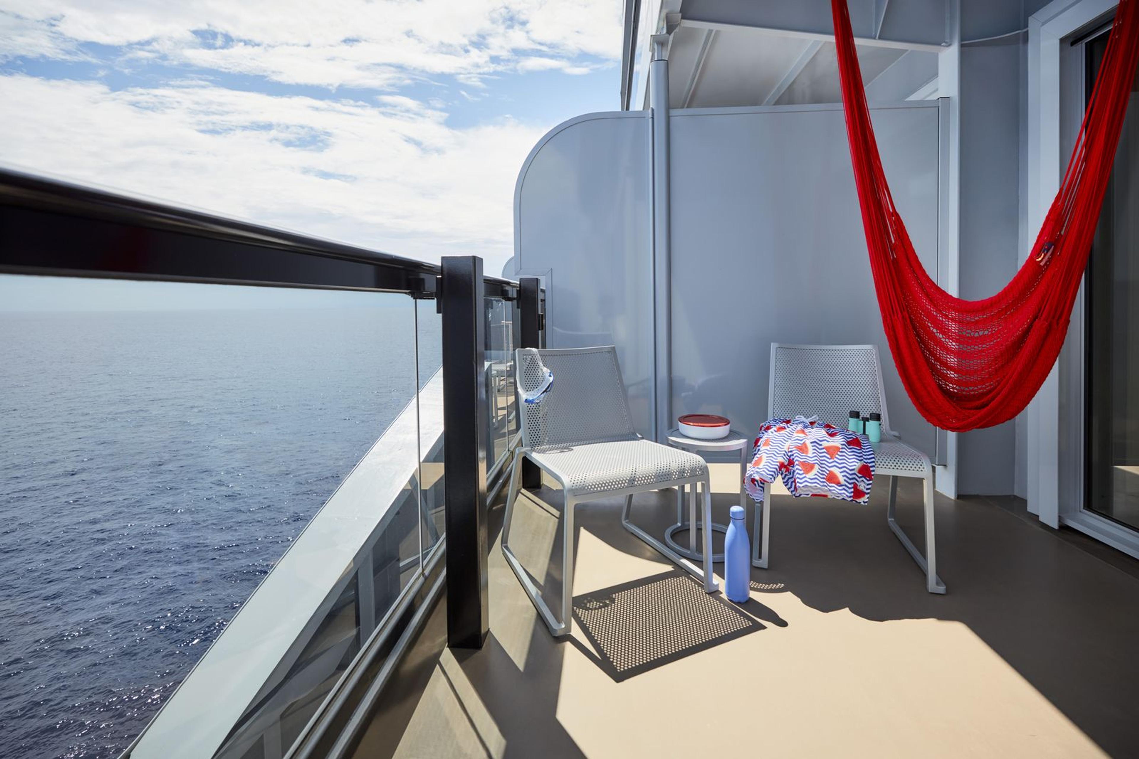 Le balcon d'une cabine Sea Terrace, avec son hamac rouge
