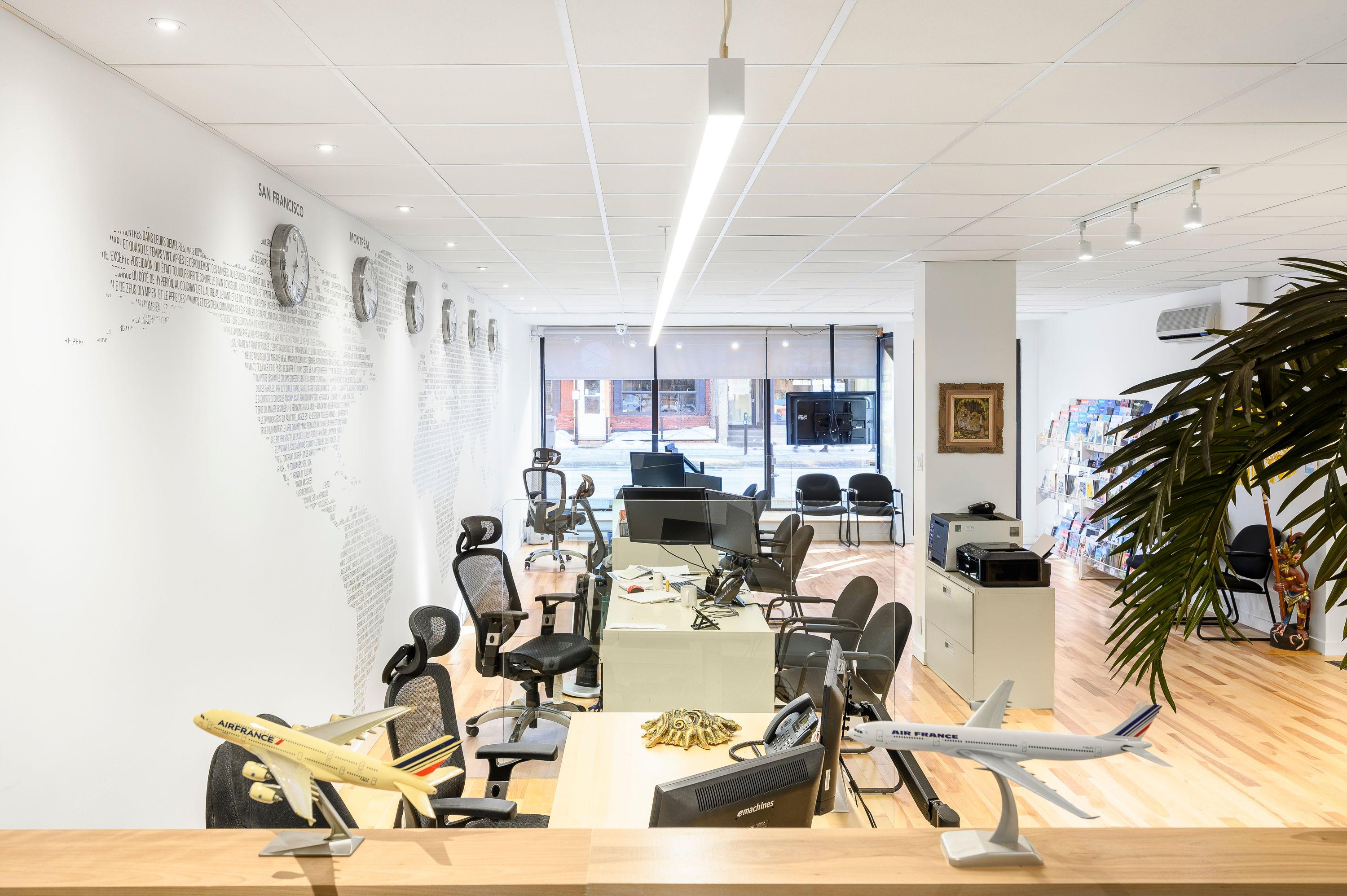 L'agence vue de l'intérieur, la vitrine donnant sur la rue Wellington